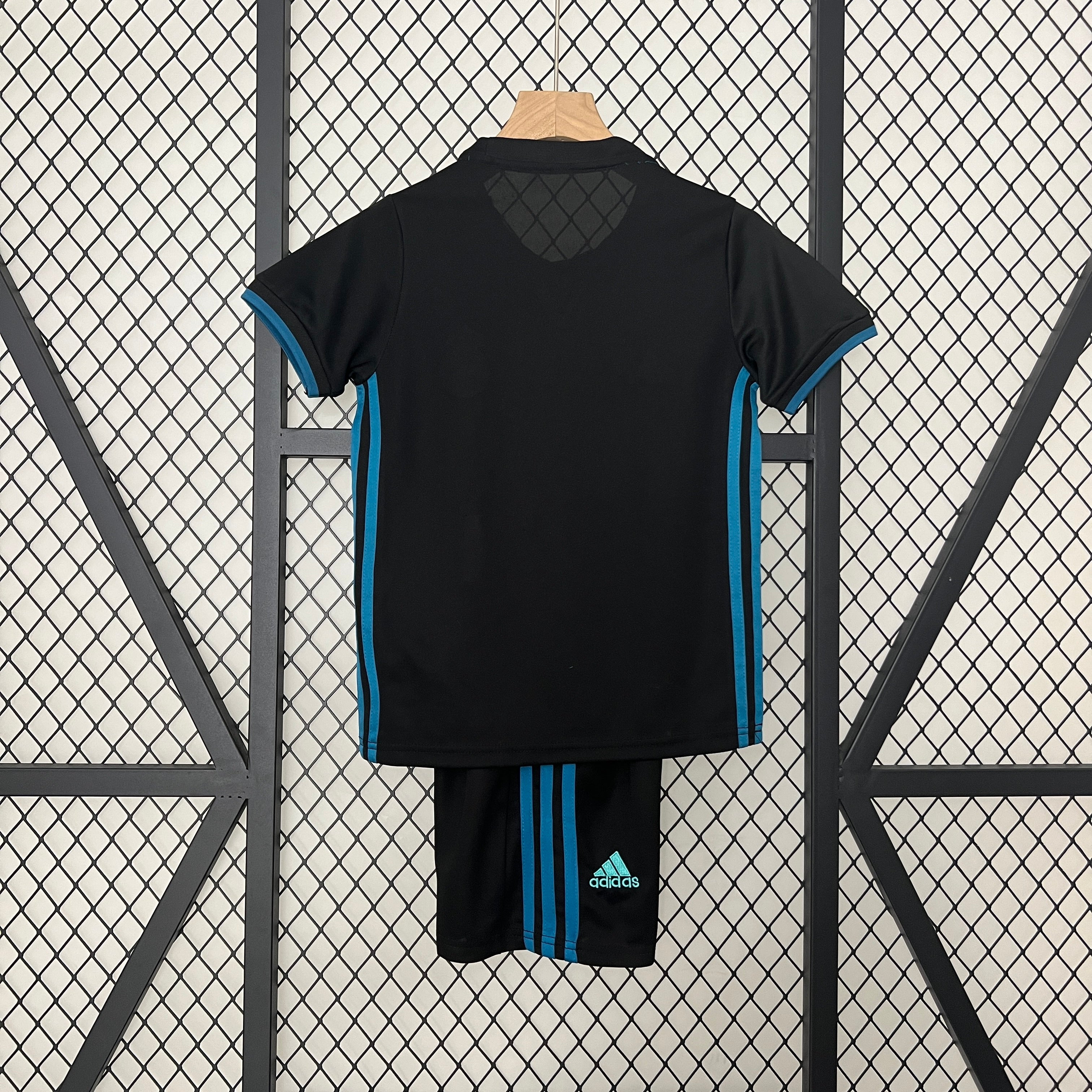 Real Madrid away kids set. Season 17/18