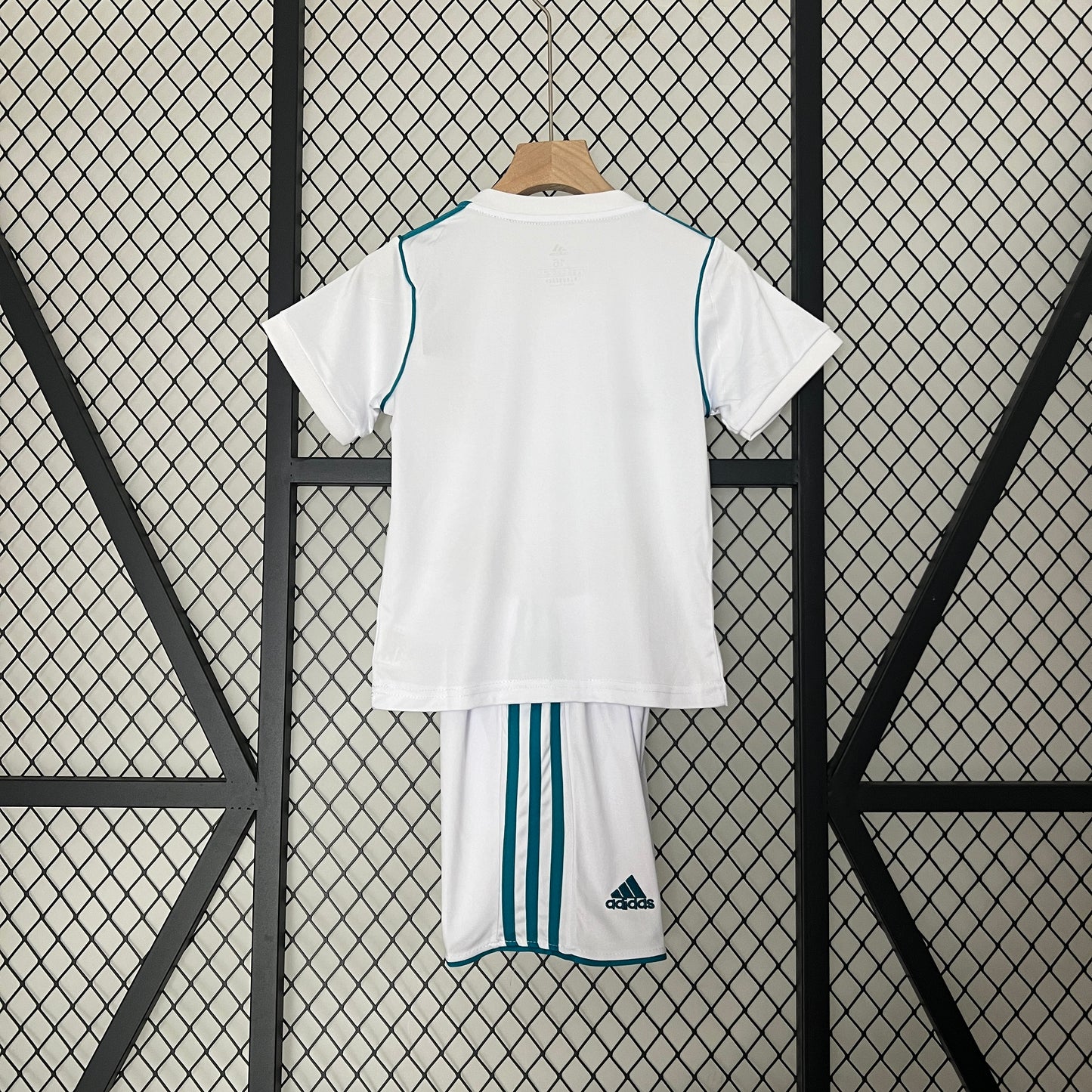 Real Madrid home kids set. Season 17/18