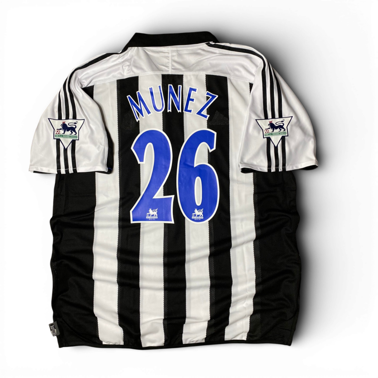 Newcastle United home jersey. Season 03/05. Santiago Munez