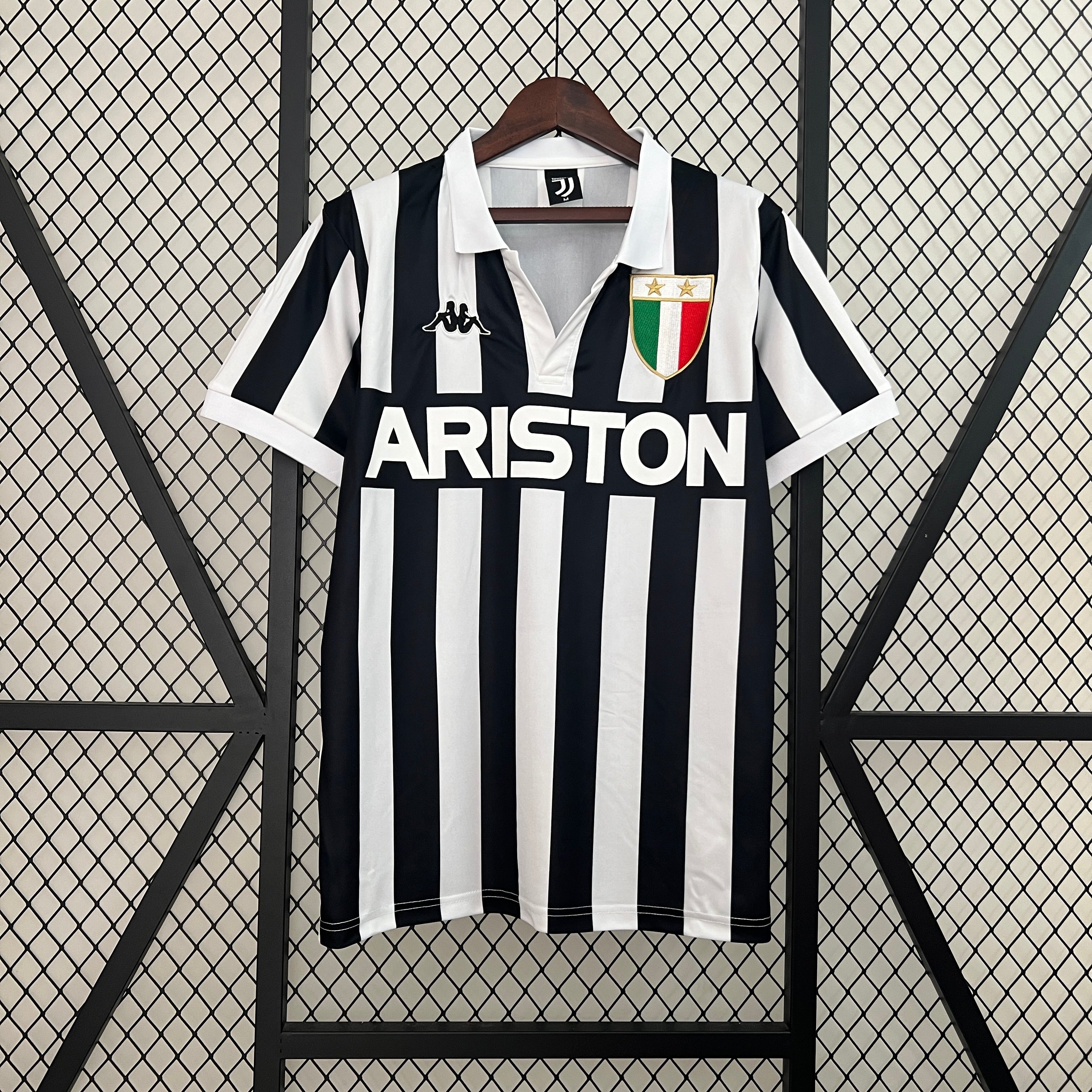Juventus home jersey. Season 84/85