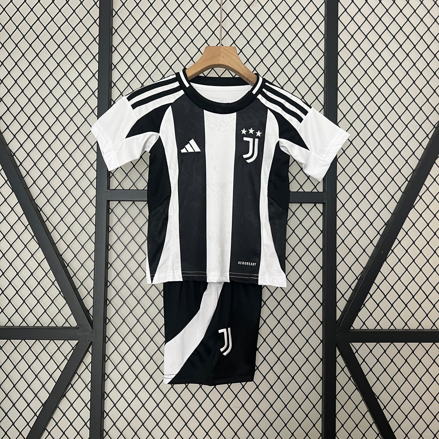 Juventus home kids set. Season 24/25