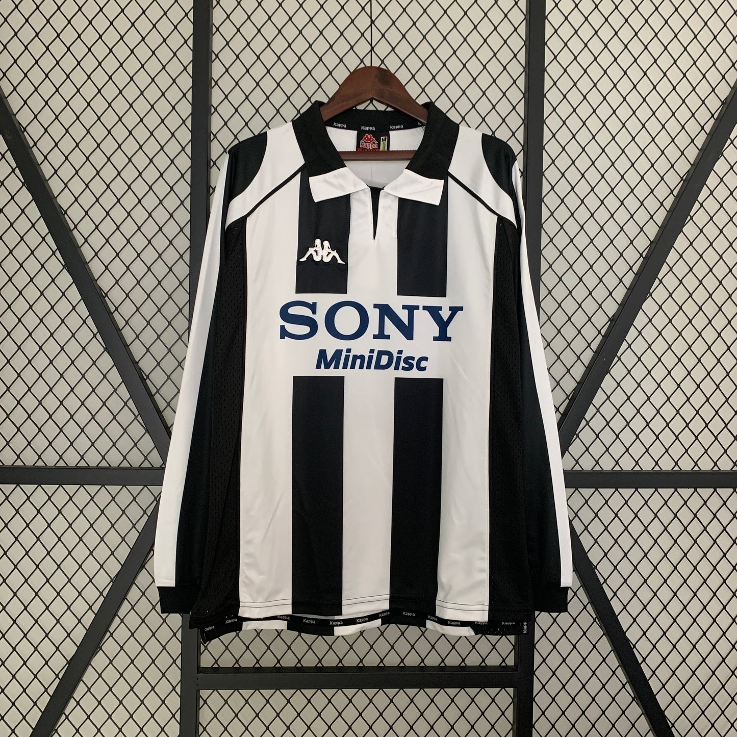 Juventus longsleeve home jersey. Season 97/98
