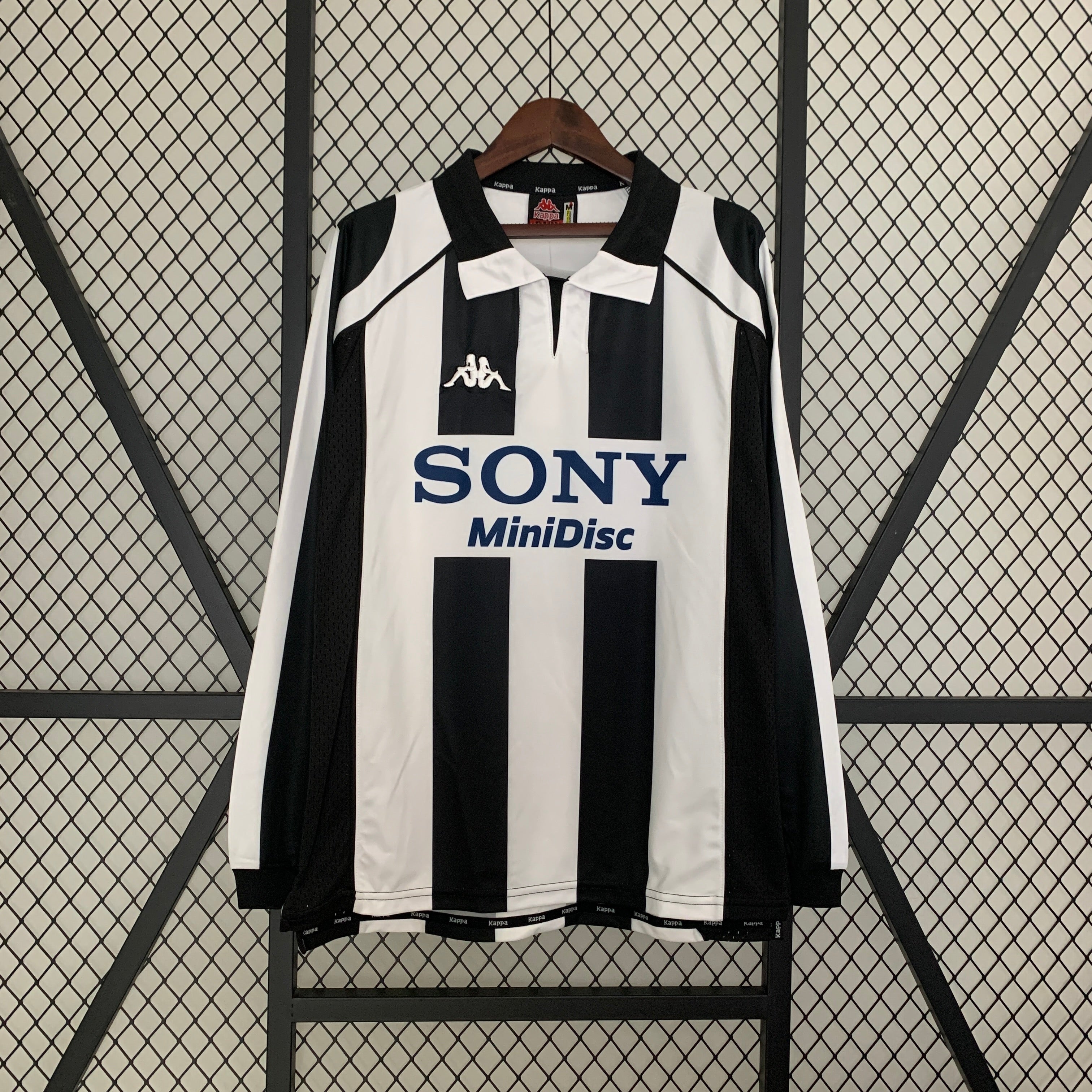 Juventus longsleeve home jersey. Season 97/98