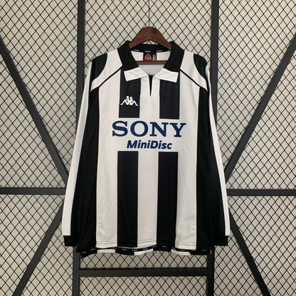 Juventus longsleeve home jersey. Season 97/98