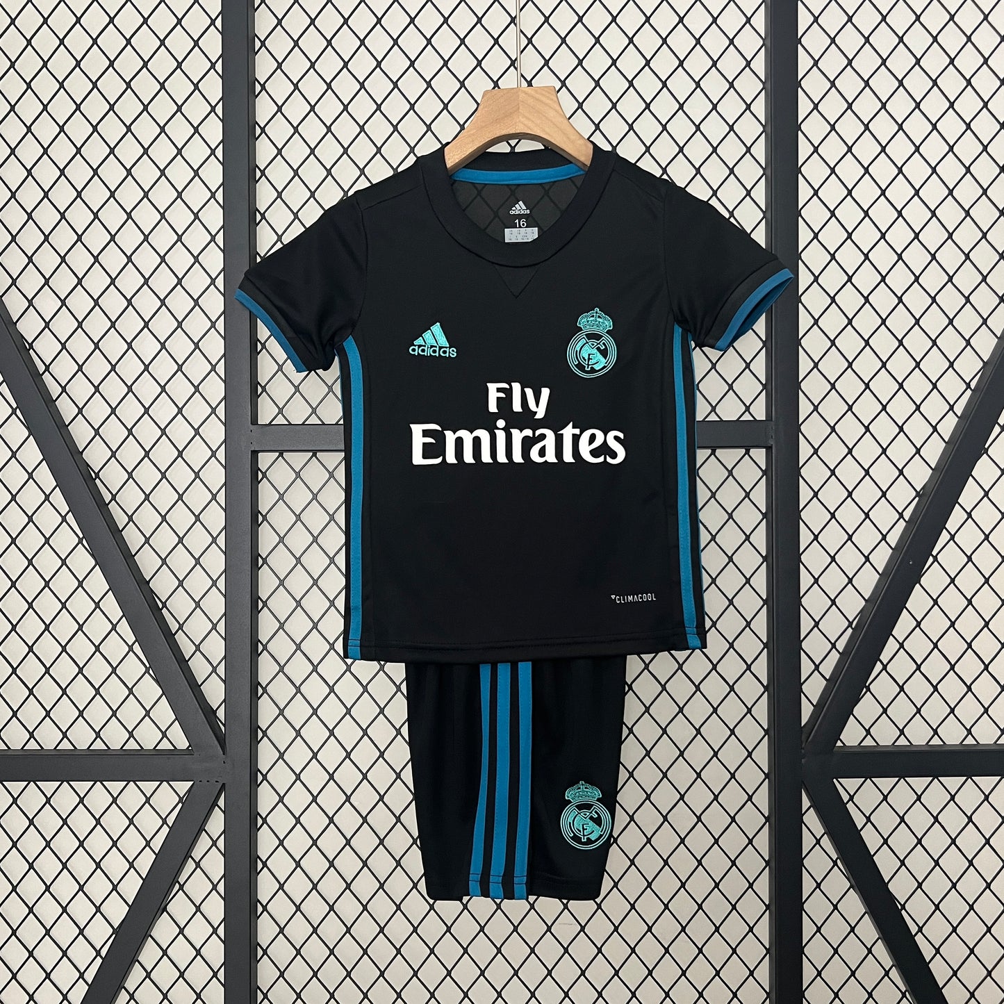 Real Madrid away kids set. Season 17/18