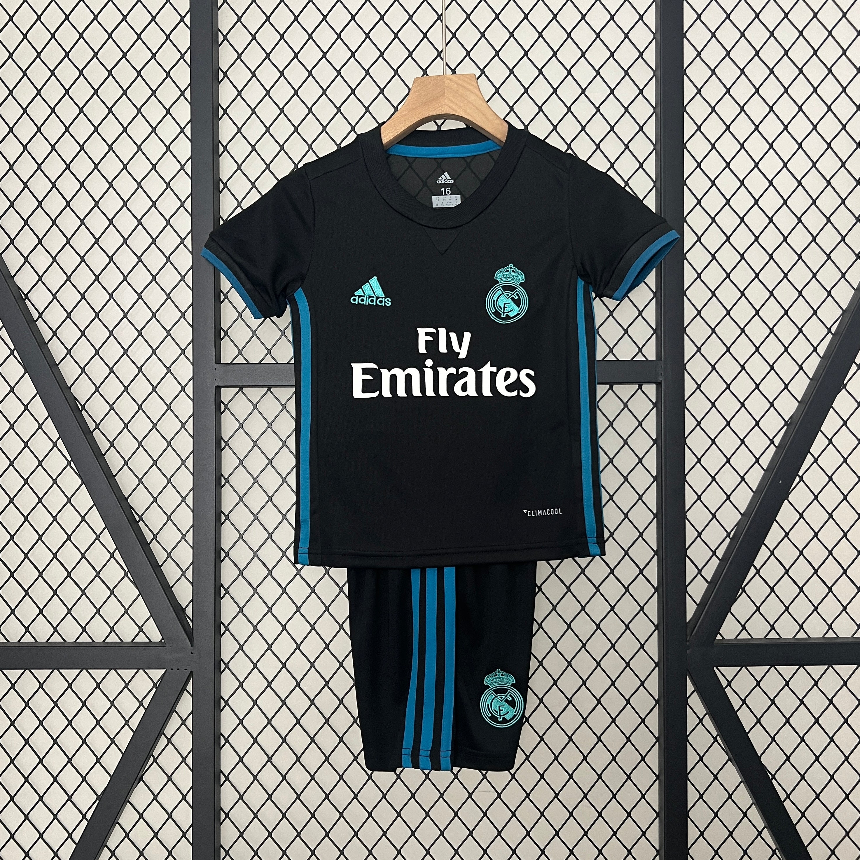 Real Madrid away kids set. Season 17/18