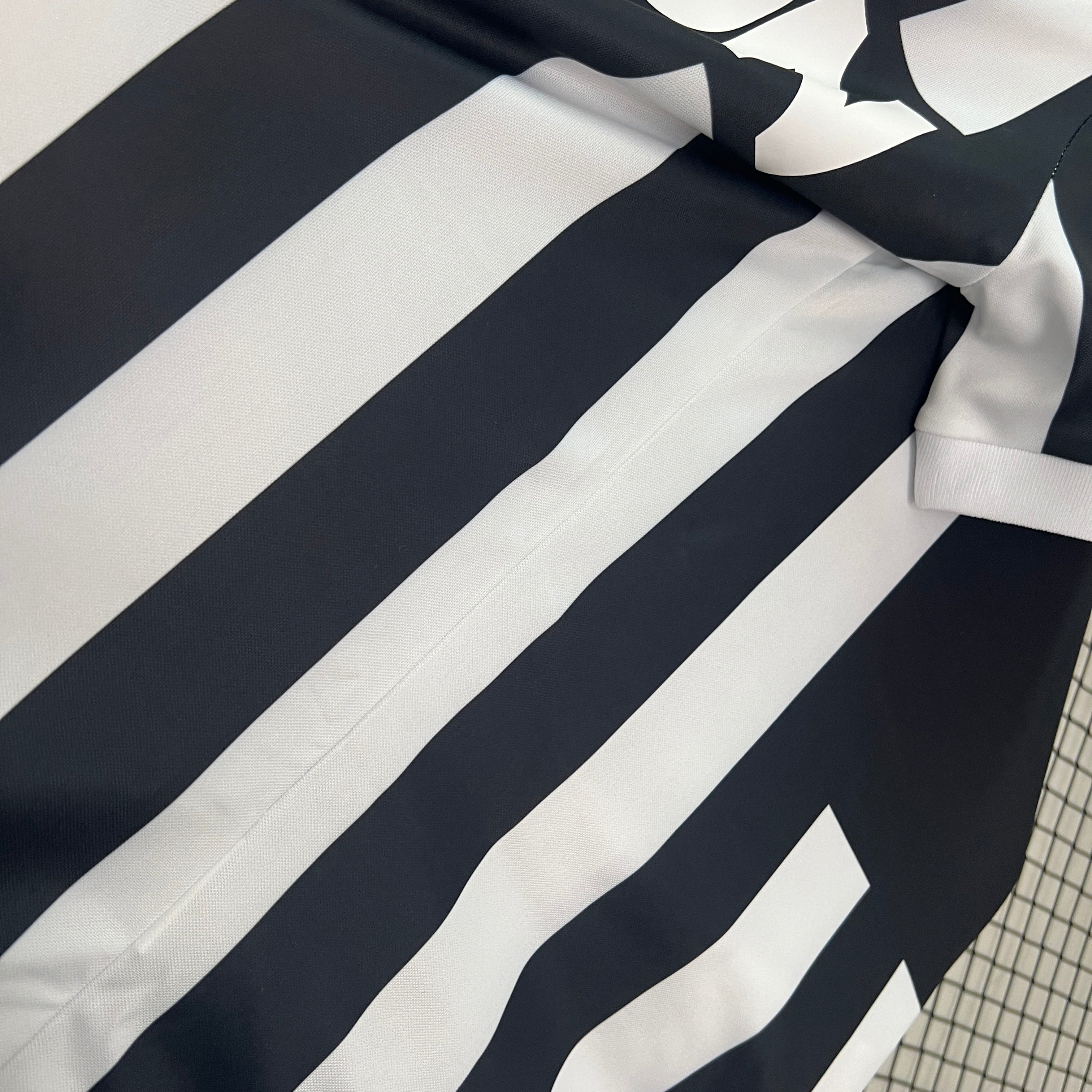 Juventus home jersey. Season 84/85