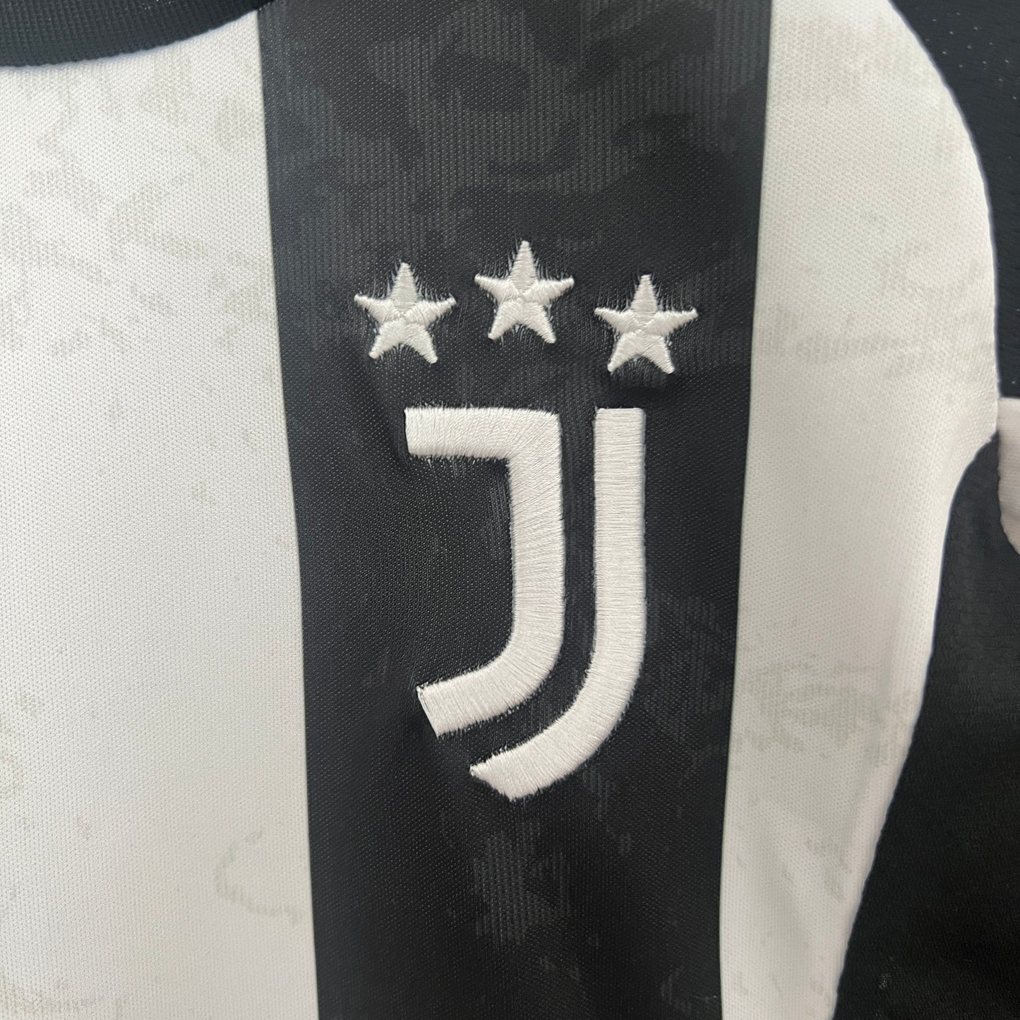 Juventus home kids set. Season 24/25
