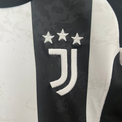 Juventus home kids set. Season 24/25
