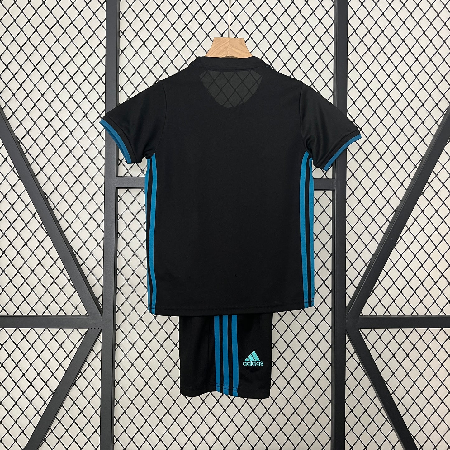 Real Madrid away kids set. Season 17/18