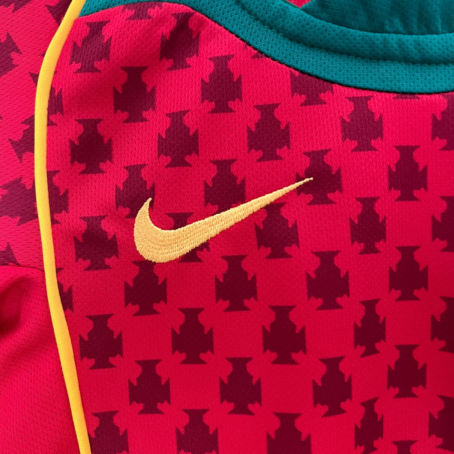 Portugal 2004 home kids set.