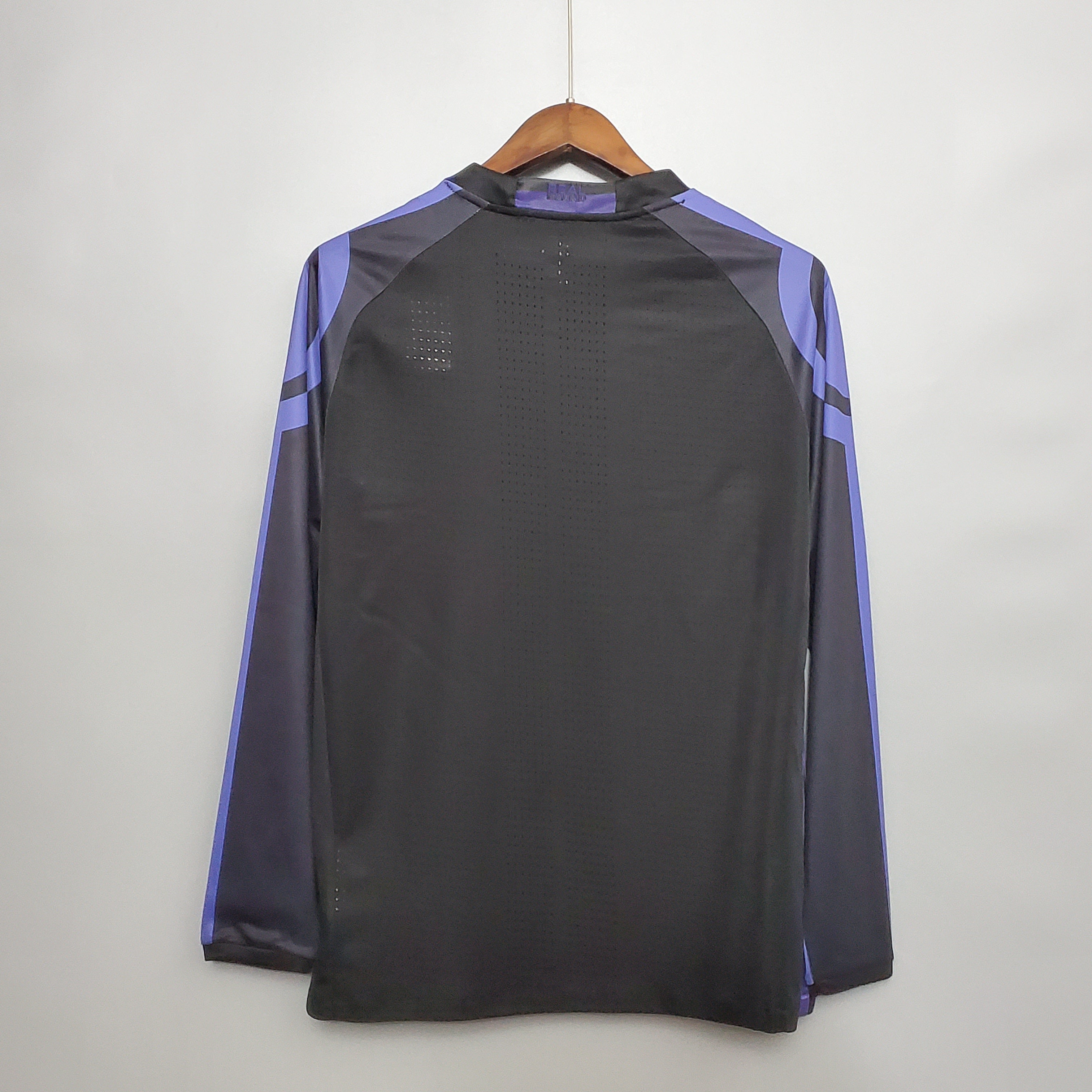 Real Madrid longsleeve away jersey. Season 16/17