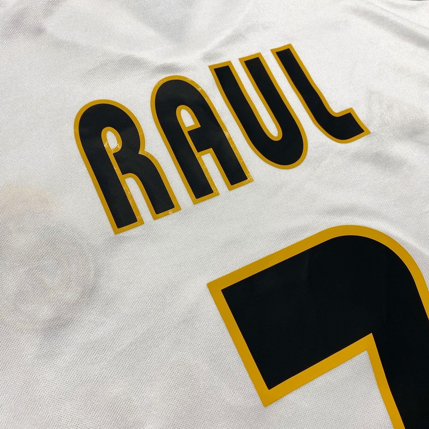 Real Madrid home jersey. Season 04/05. Raúl González Blanco.