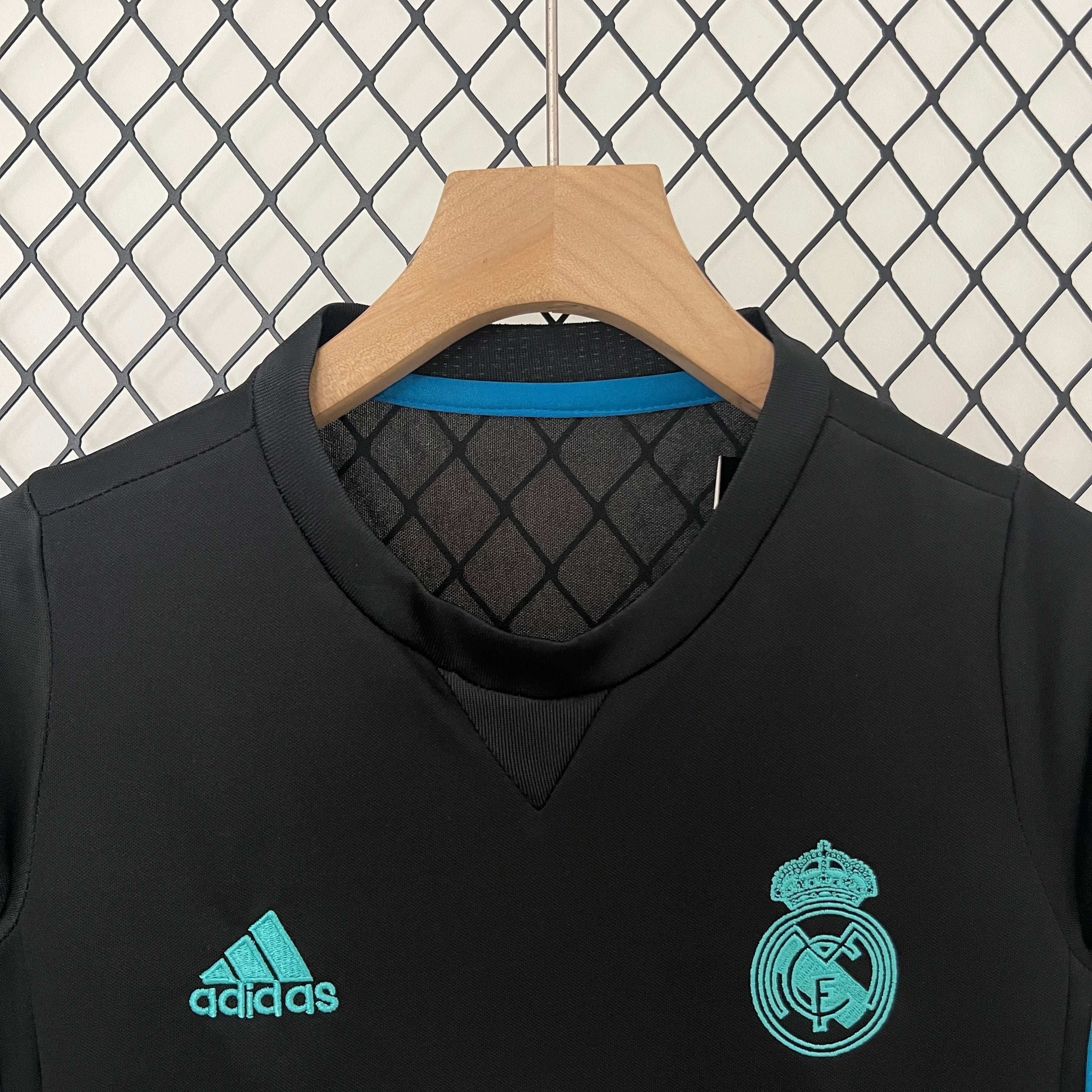 Real Madrid away kids set. Season 17/18