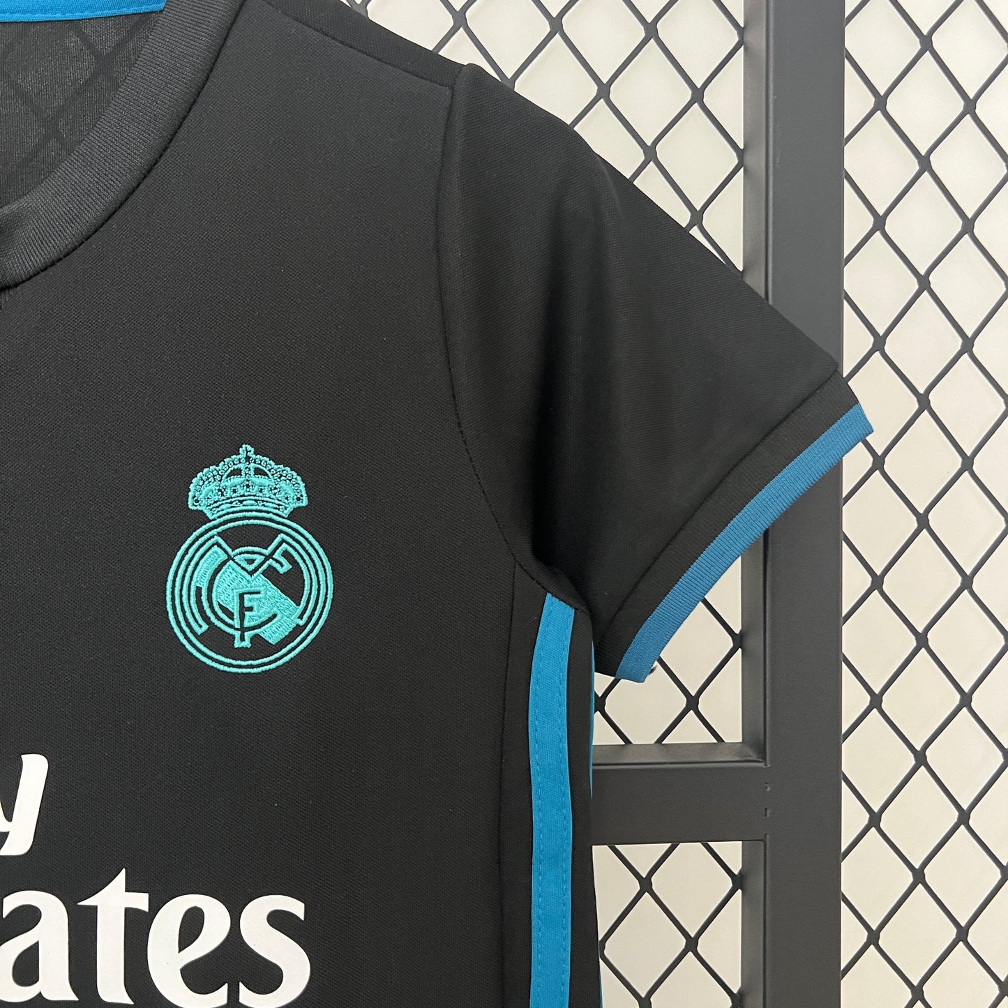 Real Madrid away kids set. Season 17/18