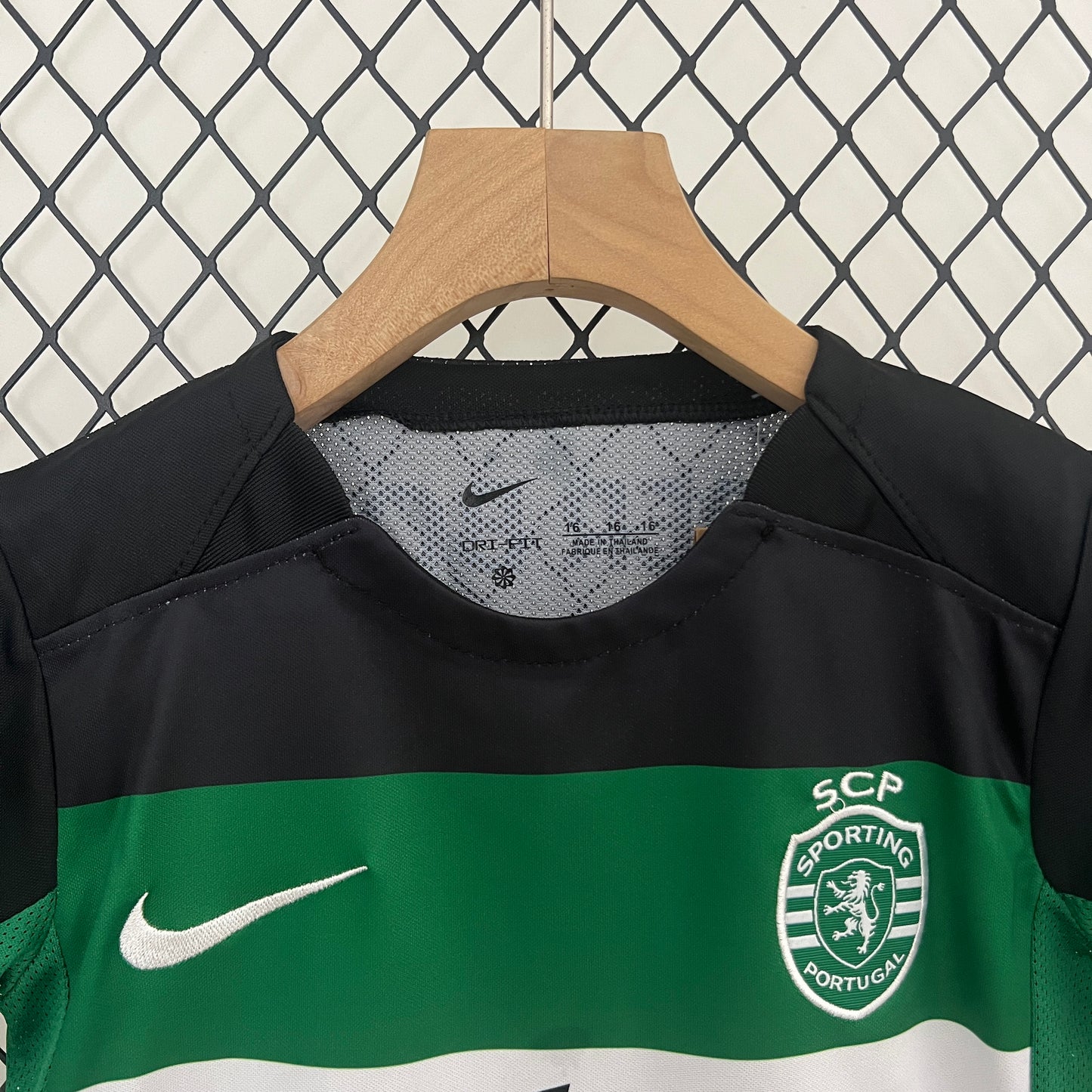 Sporting Lisbon home kids set. Season 24/25