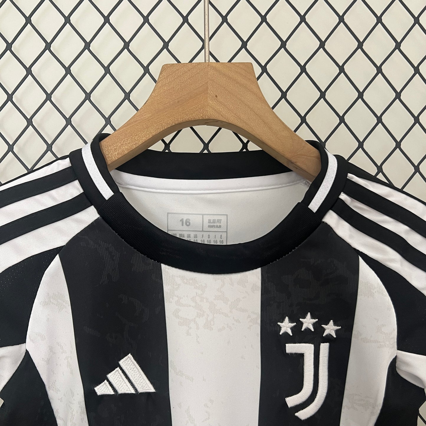 Juventus home kids set. Season 24/25