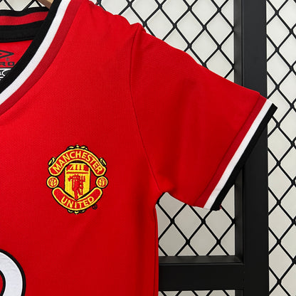 Manchester United home kids kit. Season 00/01
