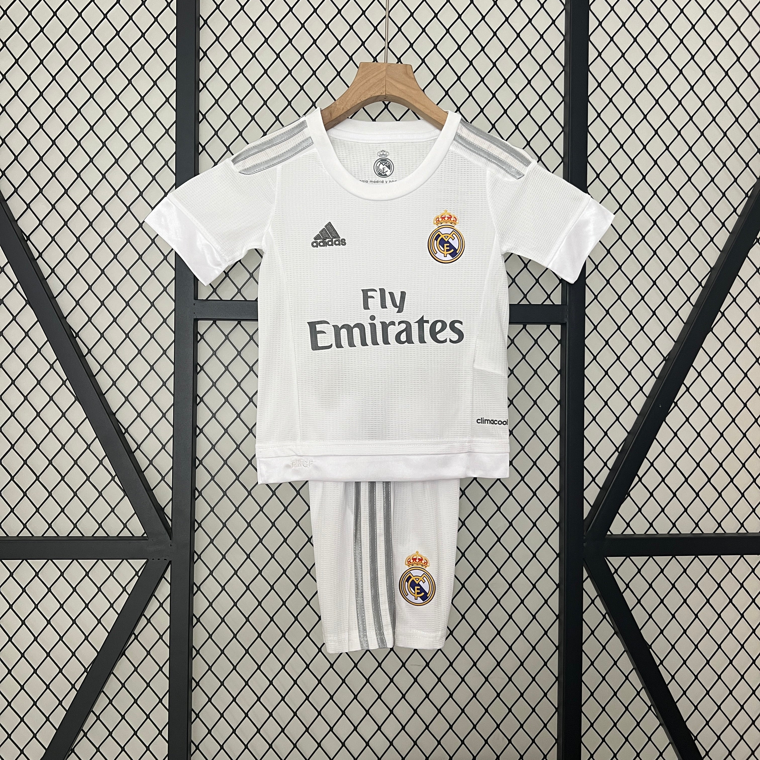 Real Madrid home kids set. Season 15/16
