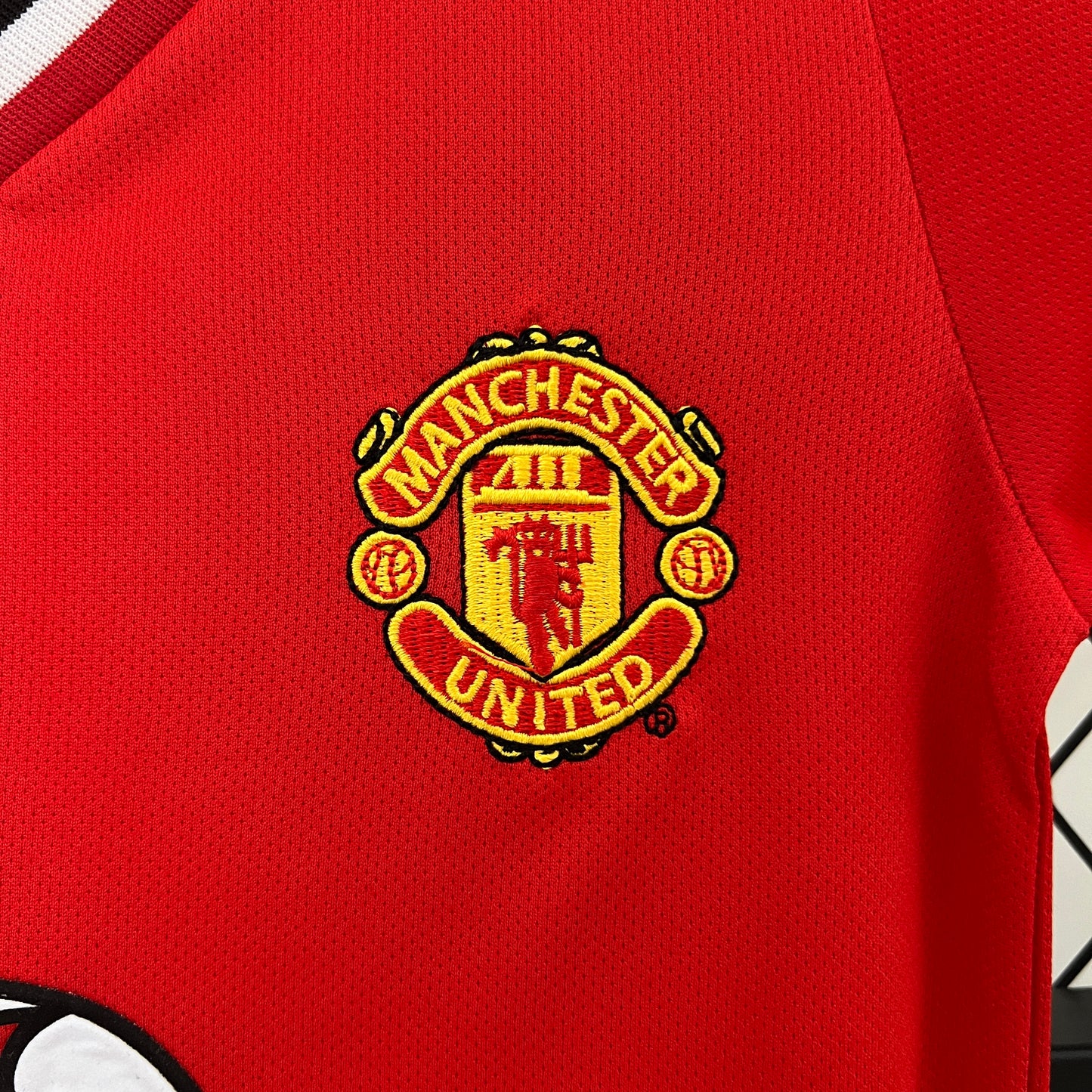 Manchester United home kids kit. Season 00/01