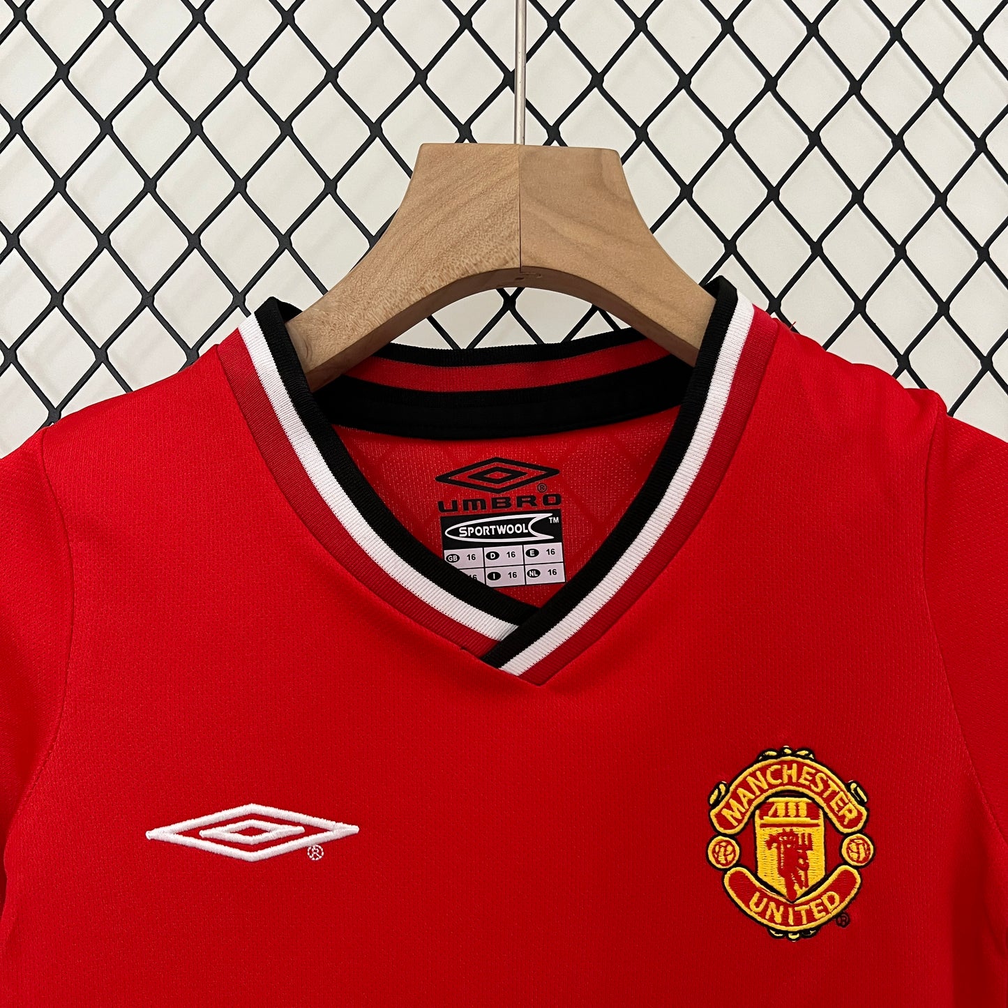 Manchester United home kids kit. Season 00/01