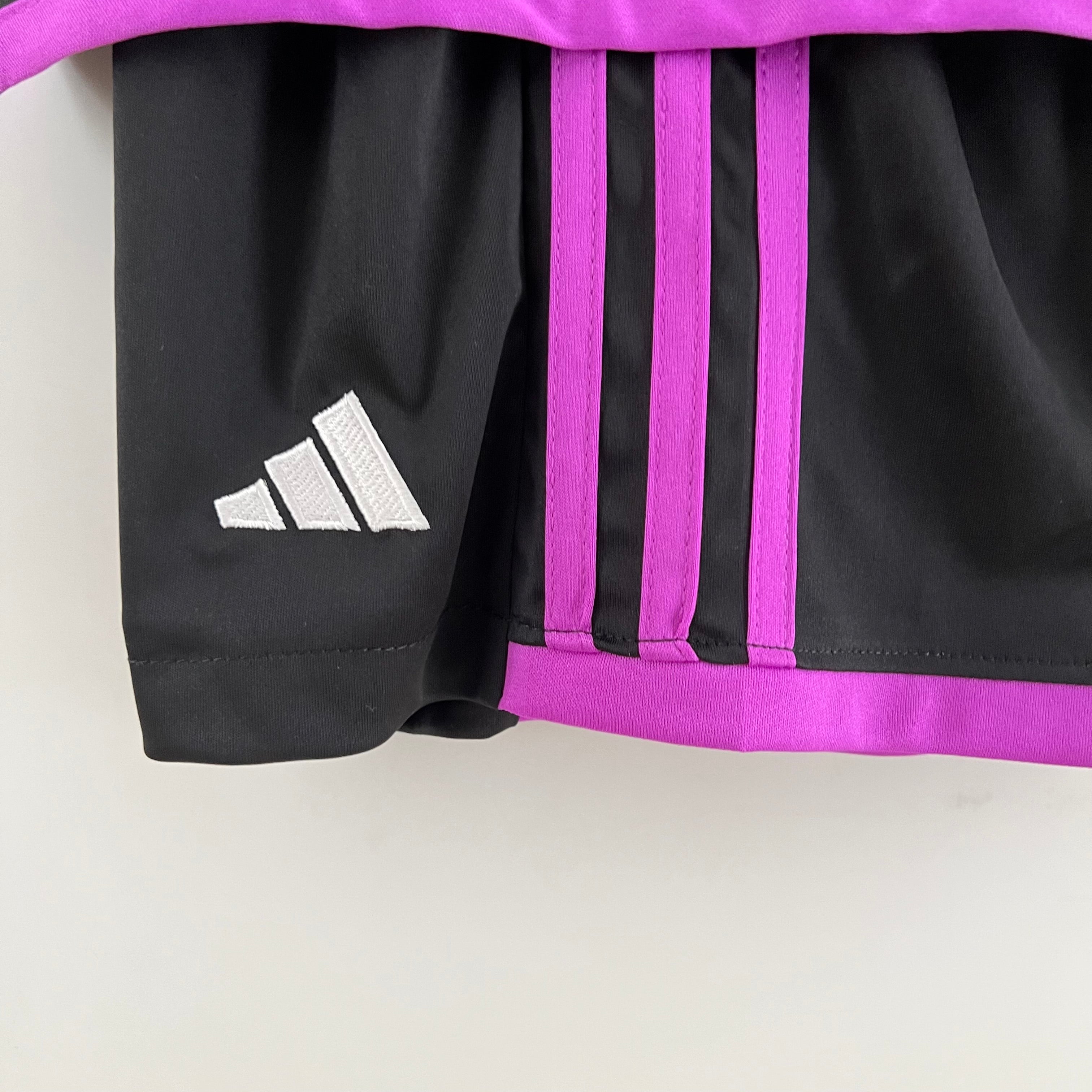 Bayern Munich away kids set. Season 23/24