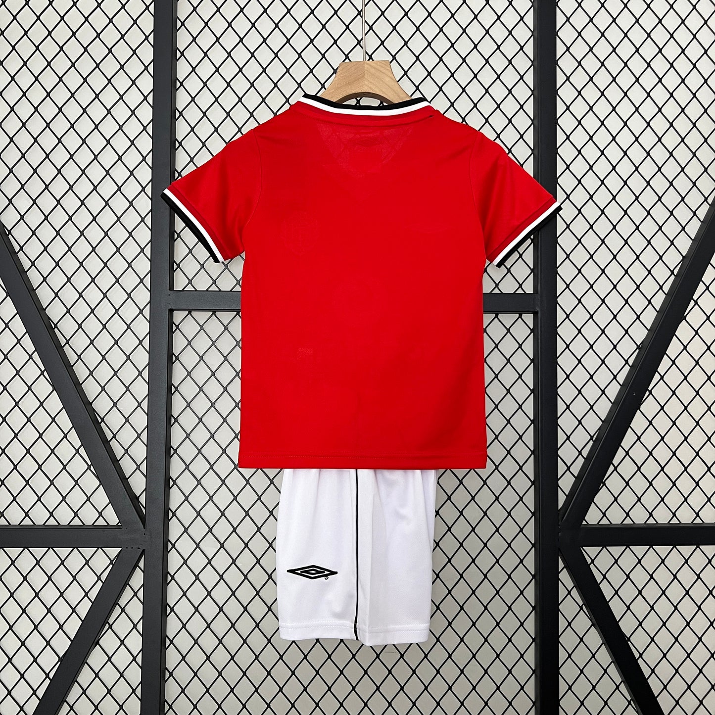 Manchester United home kids kit. Season 00/01