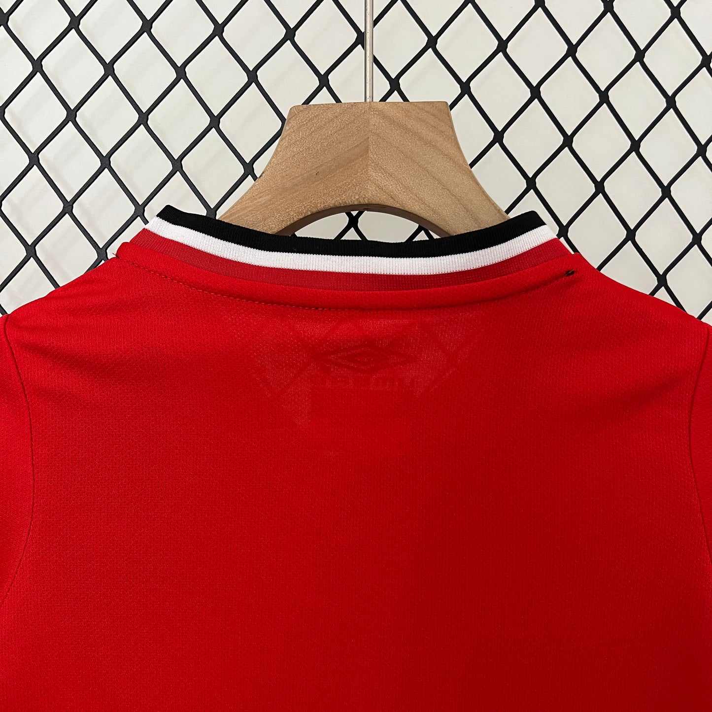 Manchester United home kids kit. Season 00/01