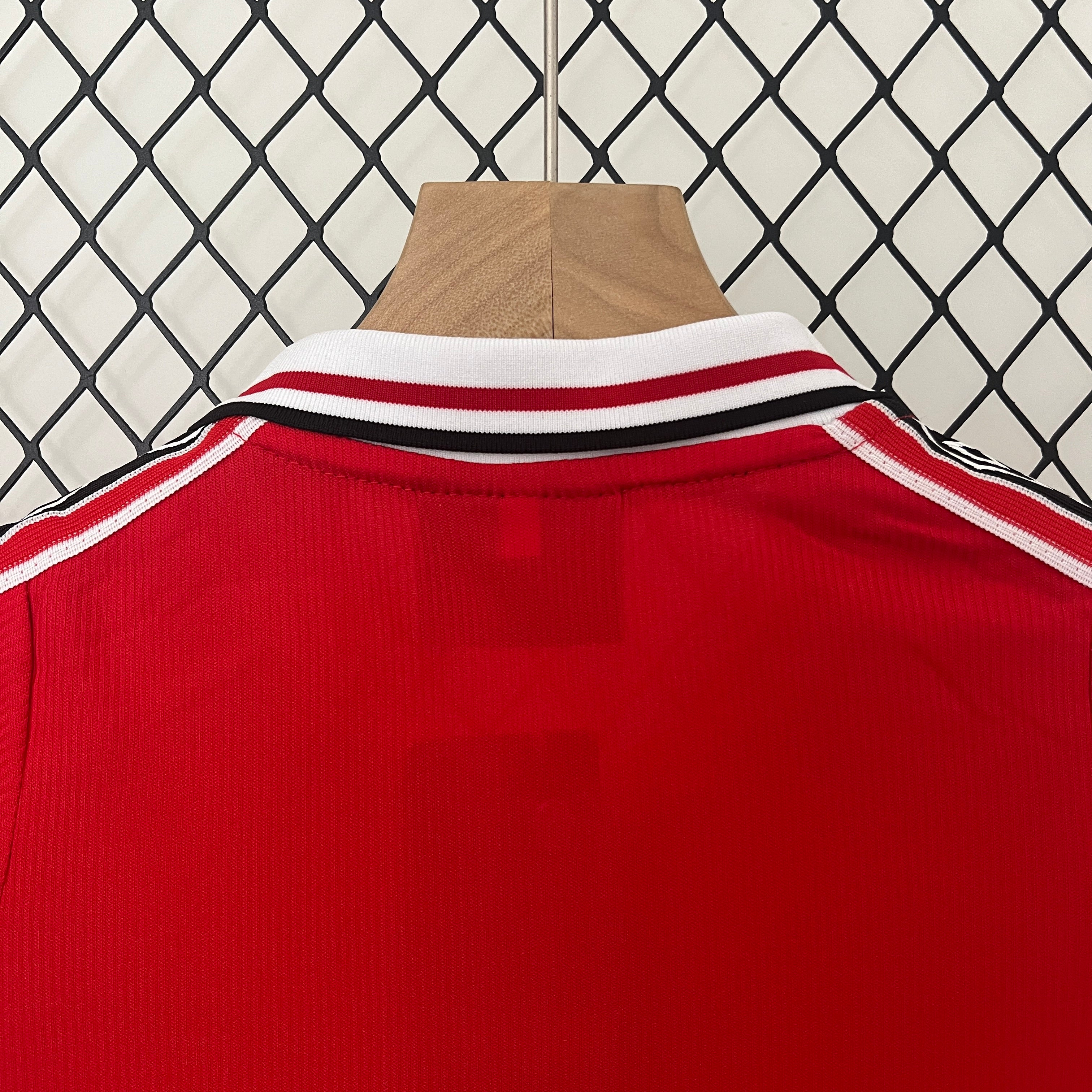 Manchester United home kids set. Season 98/99