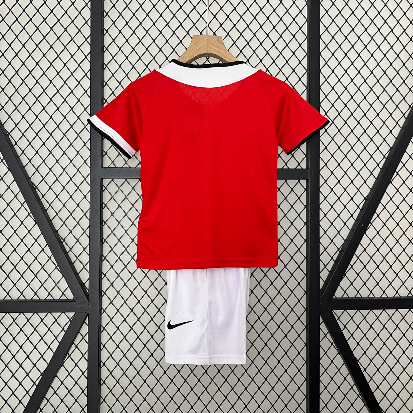 Manchester United home kids set. Season 04/05