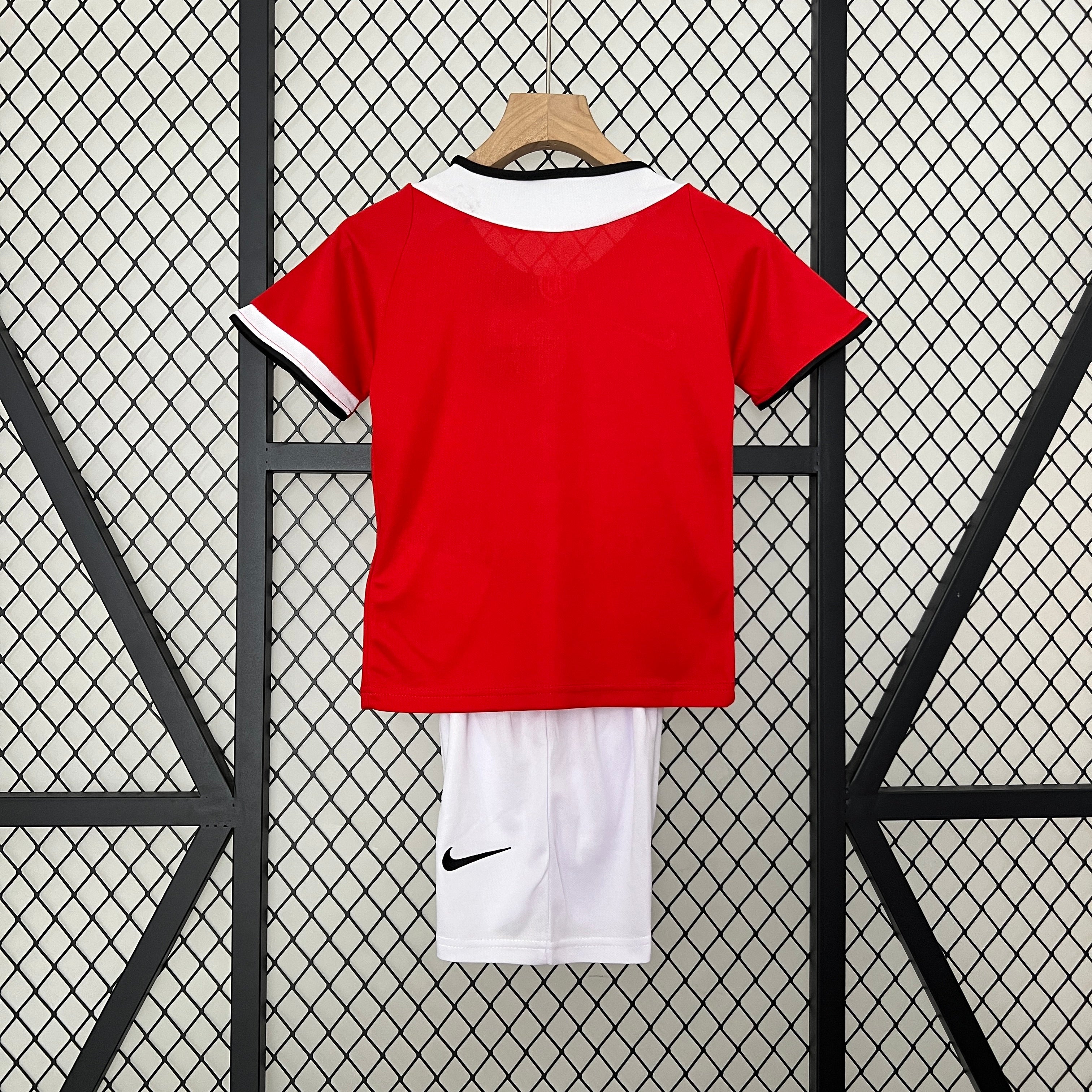 Manchester United home kids set. Season 04/05