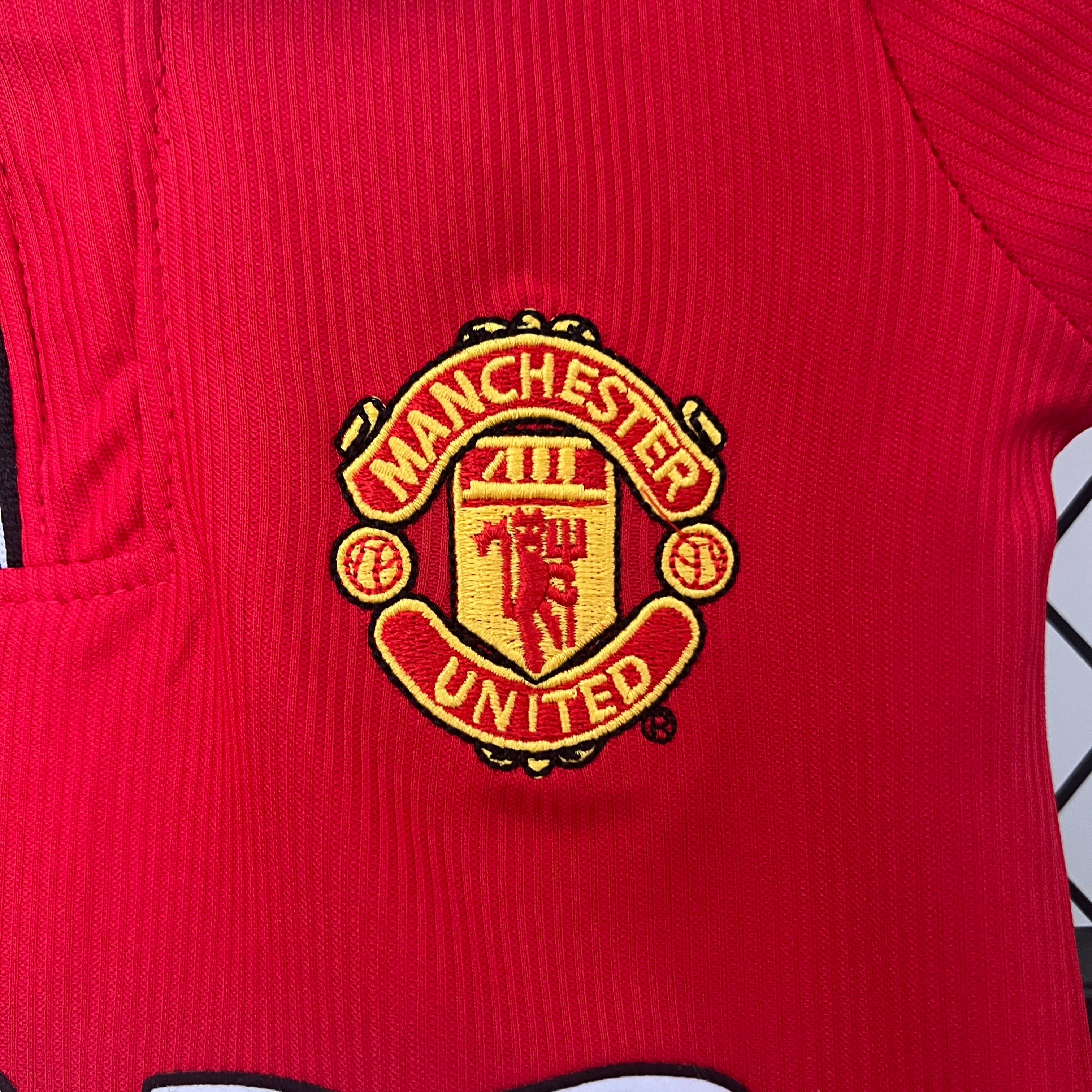 Manchester United home kids set. Season 98/99