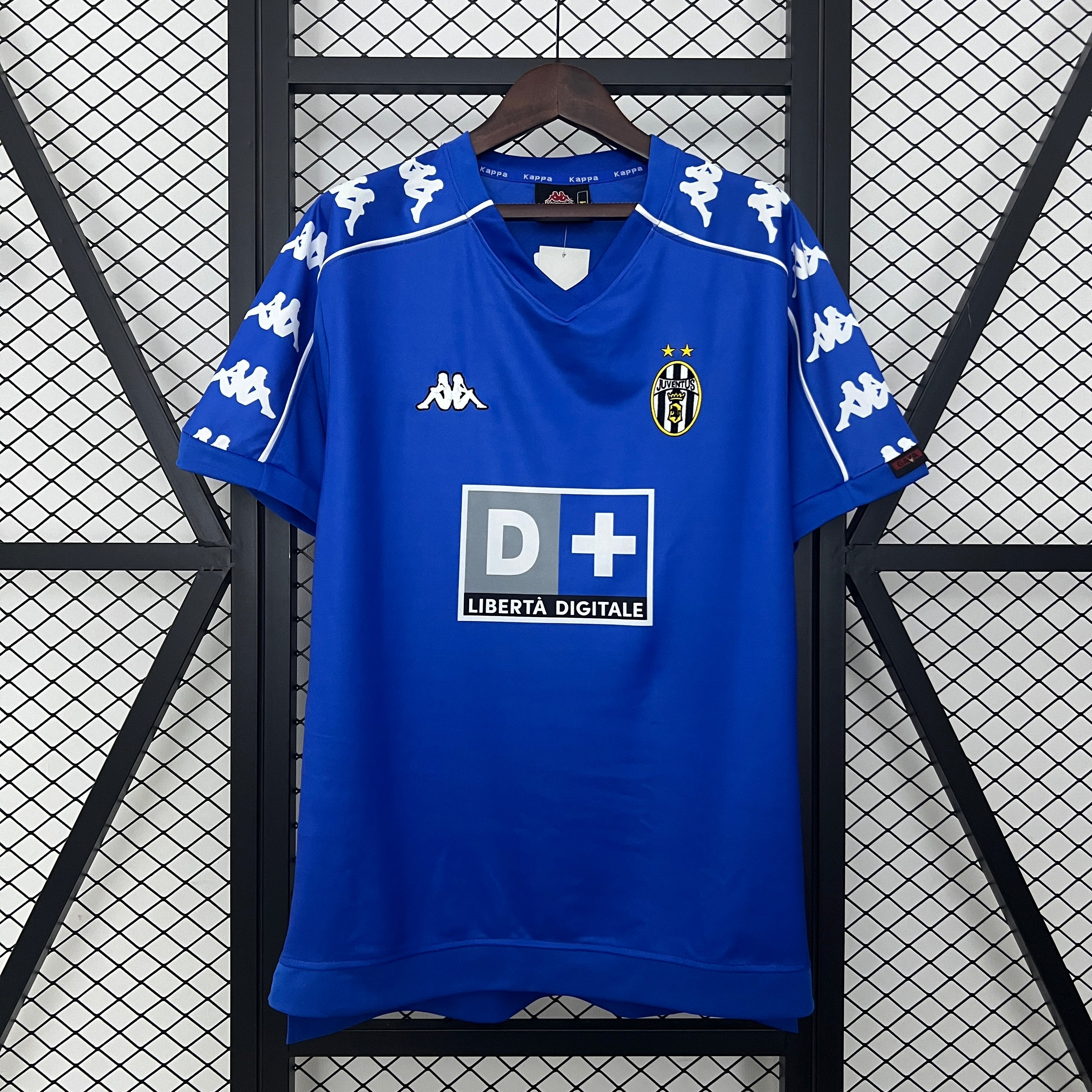 Juventus away jersey. Season 99/00