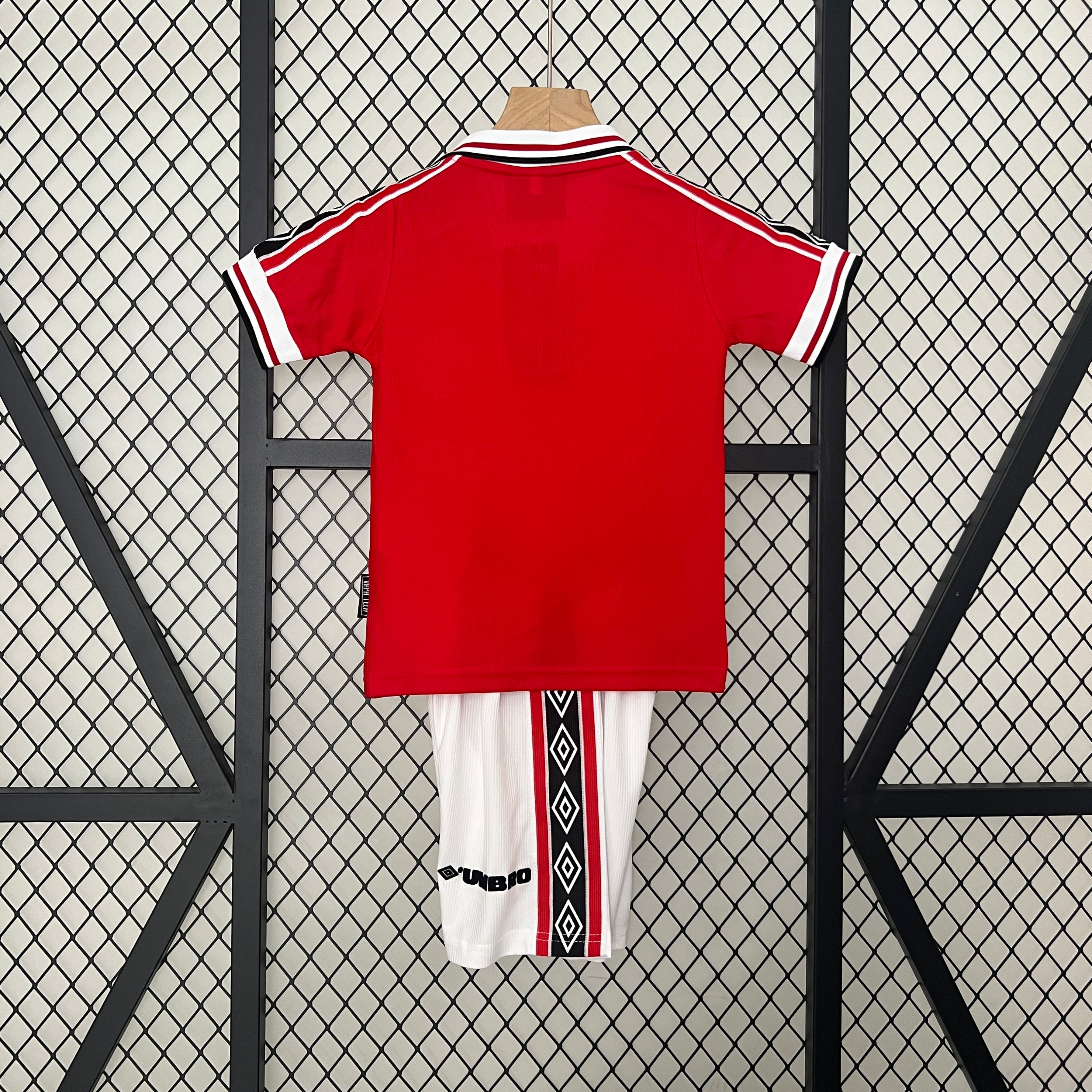 Manchester United home kids set. Season 98/99