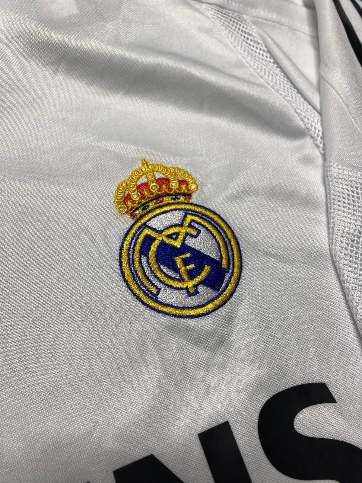 Real Madrid home jersey. Season 04/05. Raúl González Blanco.