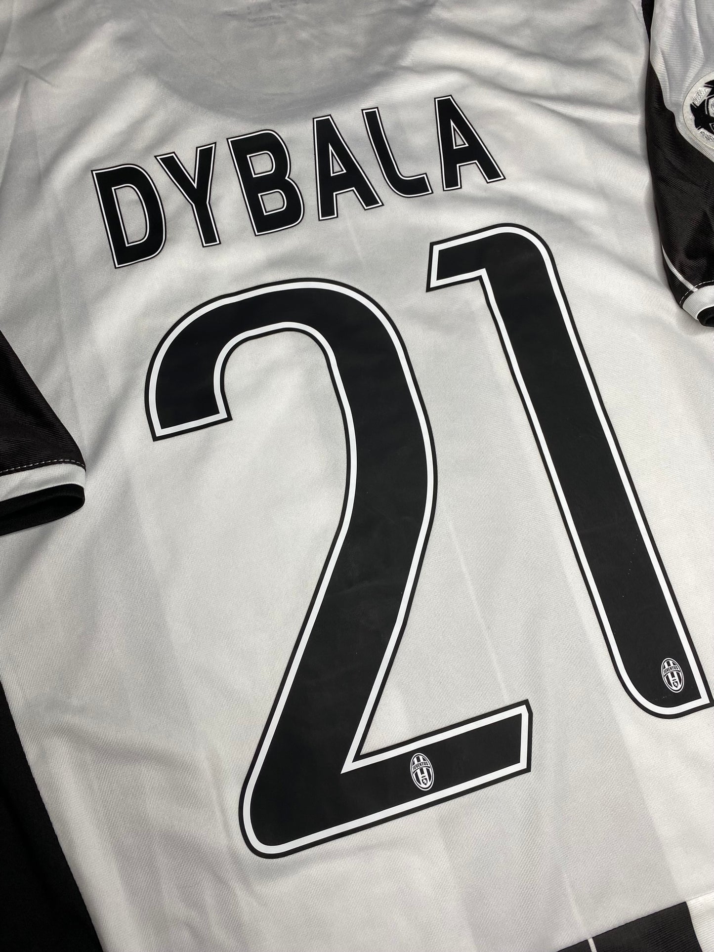 Juventus home jersey. Season 16/17. Paulo Dybala.