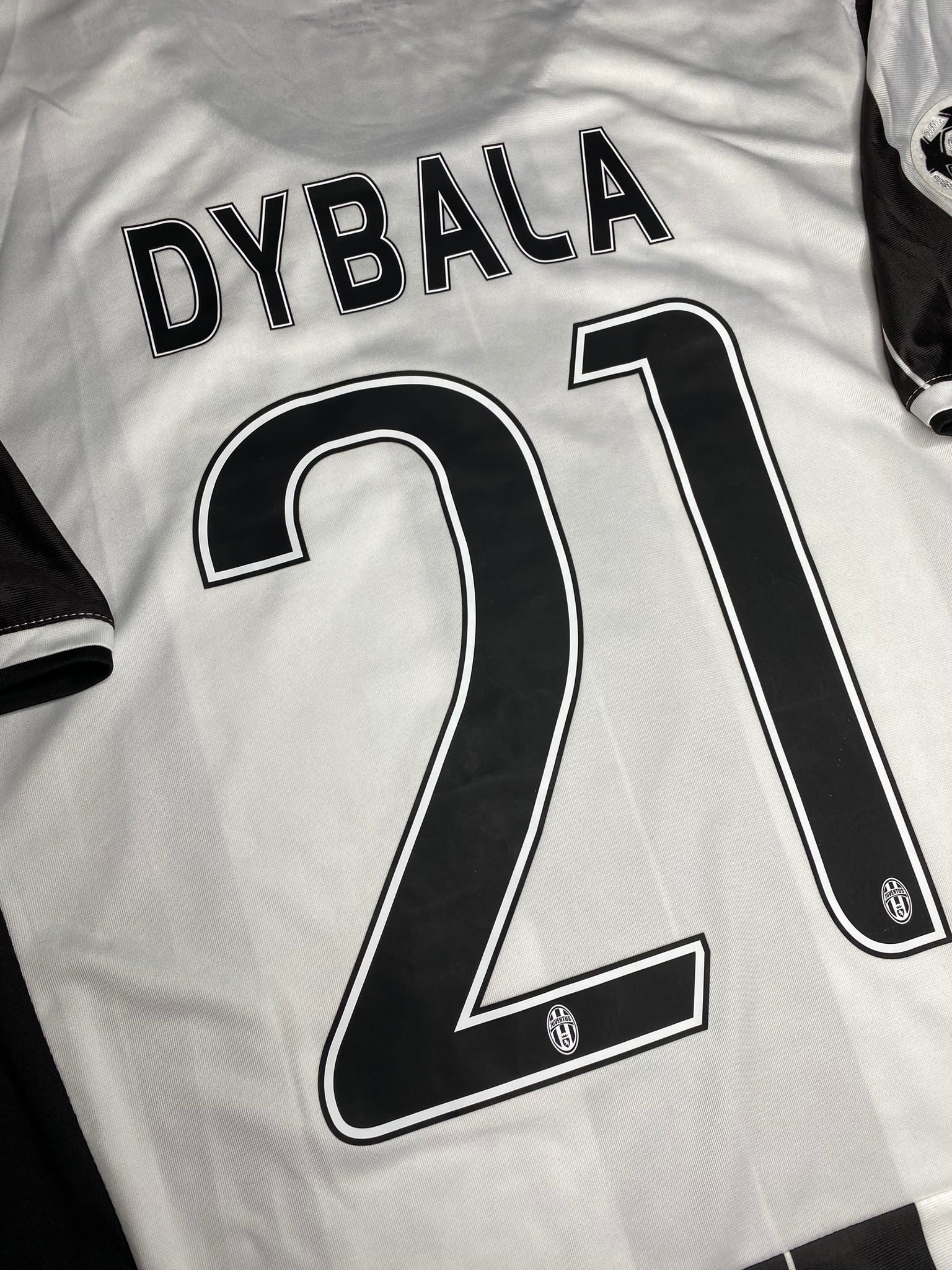 Juventus home jersey. Season 16/17. Paulo Dybala.