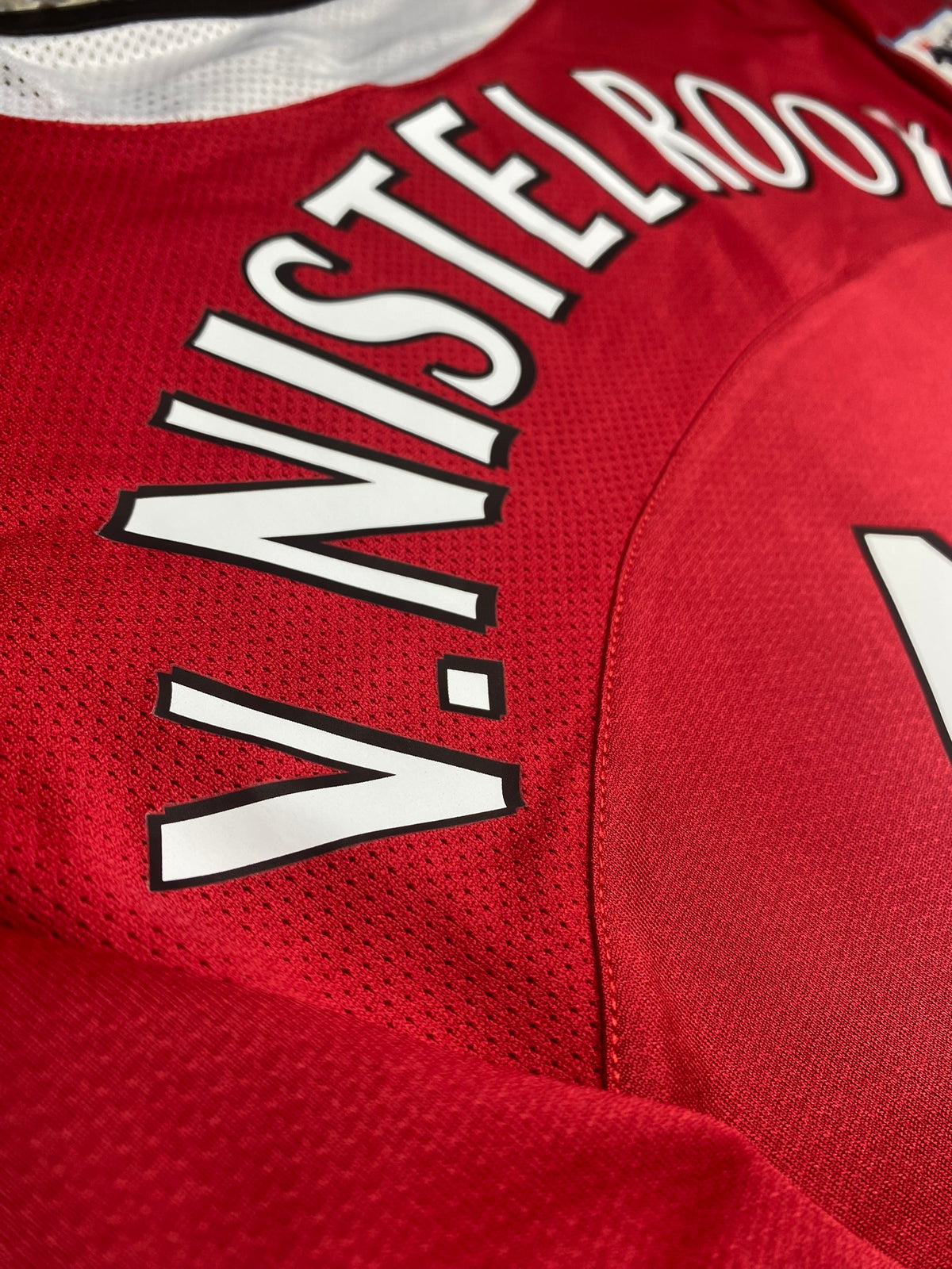 Manchester United home jersey. Season 04/05. Ruud Van Nistelrooy.