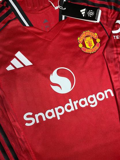Manchester United longsleeve home jersey. Season 25/26. Matheus Cunha