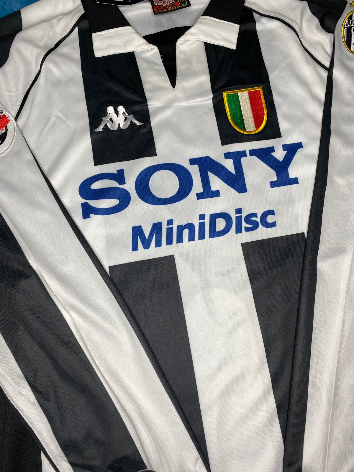 Juventus longsleeve home jersey. Season 97/98. Zinedine Zidane