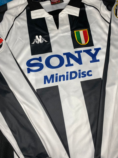 Juventus longsleeve home jersey. Season 97/98. Zinedine Zidane