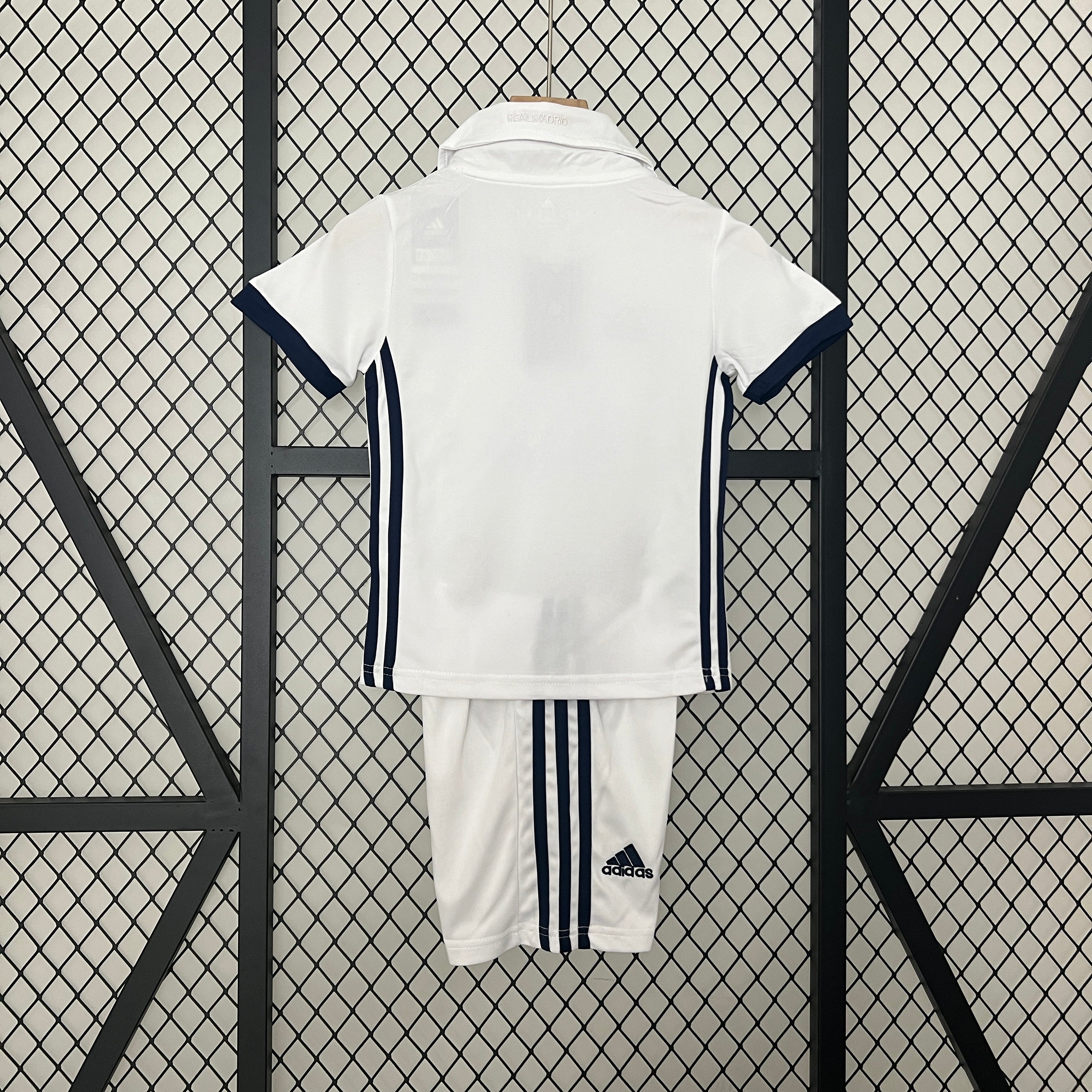 Real Madrid home kids set. Season 16/17