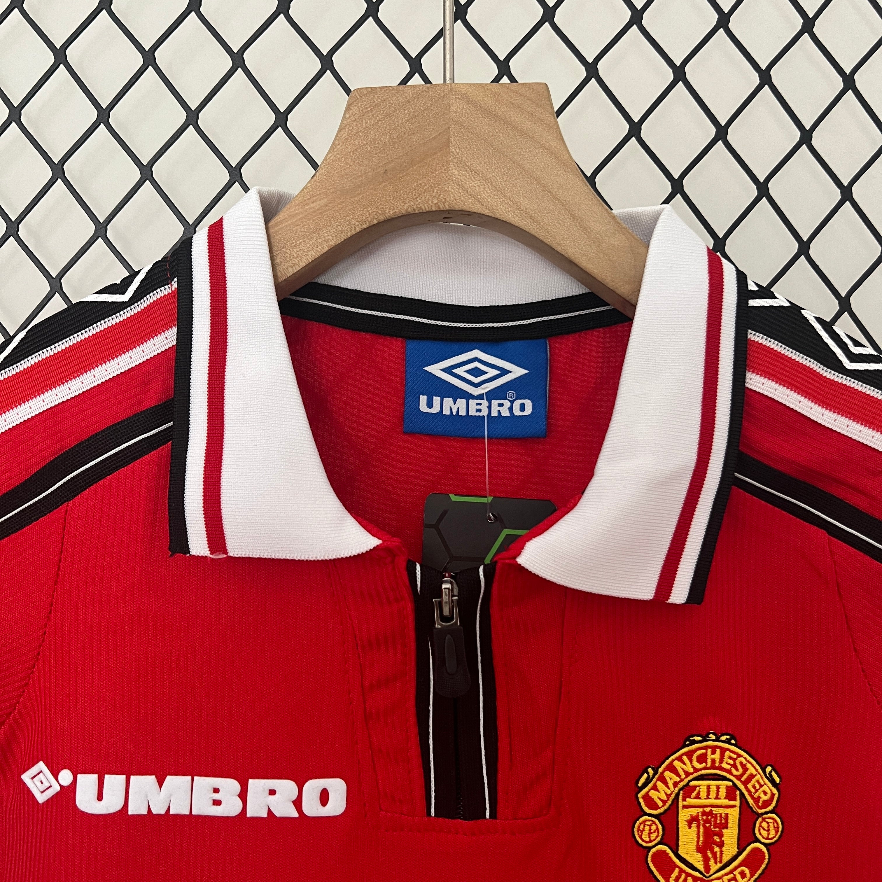 Manchester United home kids set. Season 98/99