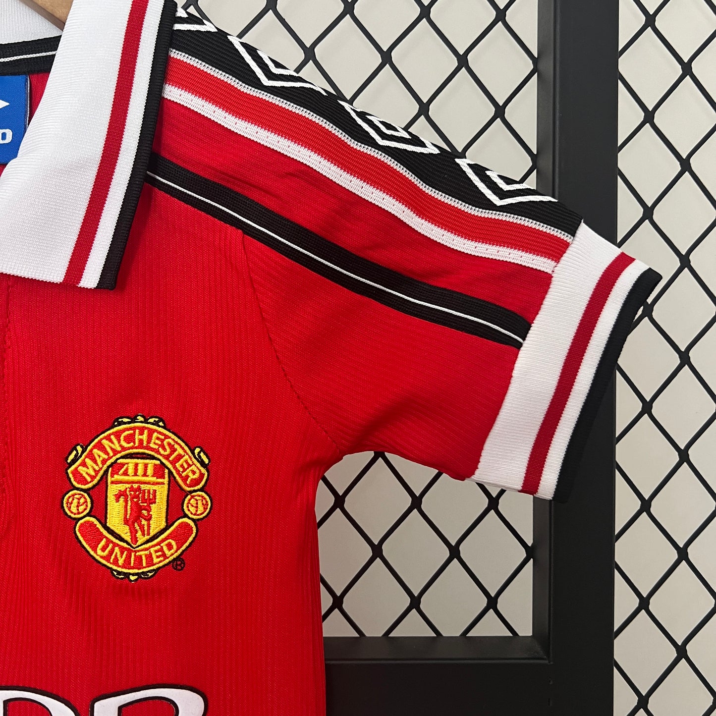 Manchester United home kids set. Season 98/99