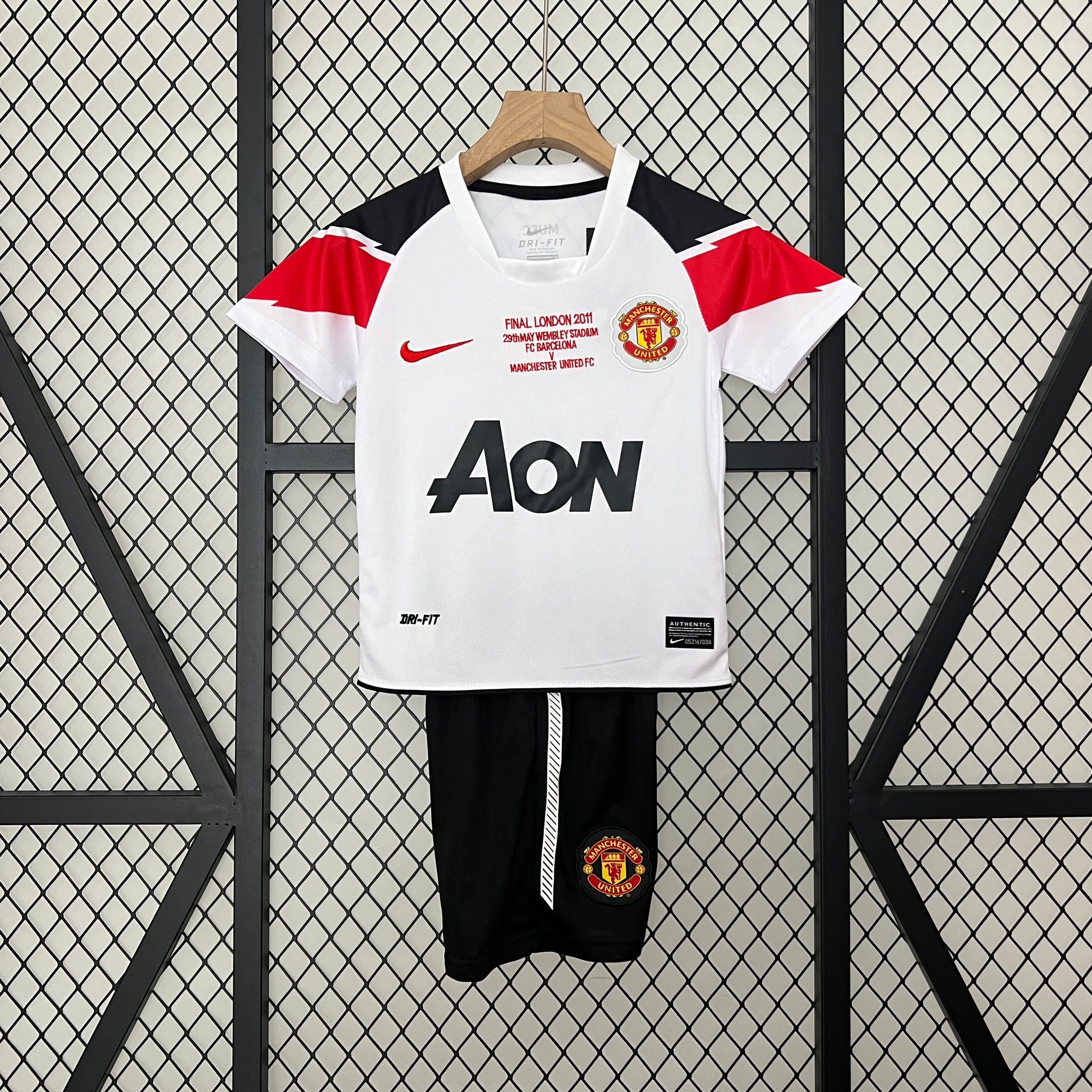 Mancheter United UCL 2011 Final away kids set.