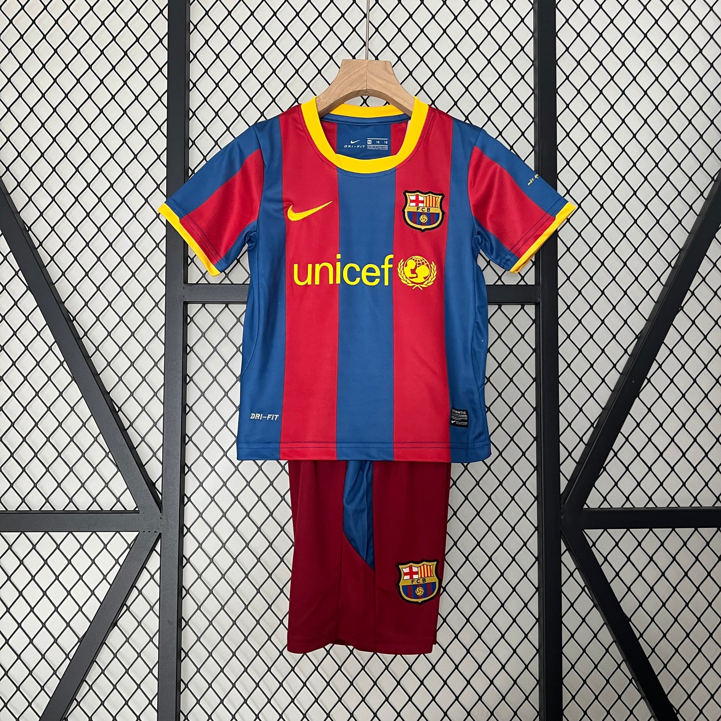 Barcelona home kids set. Season 10/11
