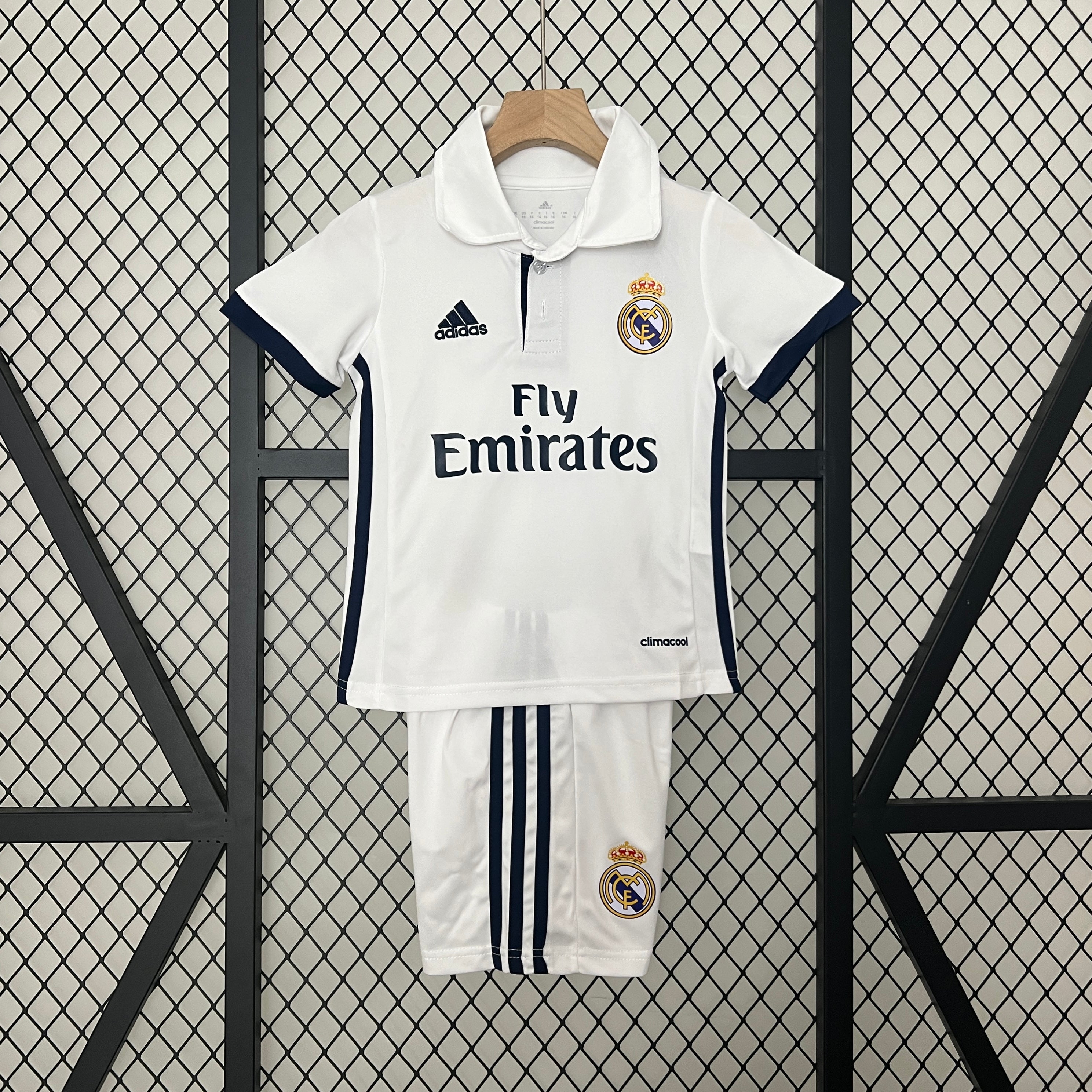 Real Madrid home kids set. Season 16/17