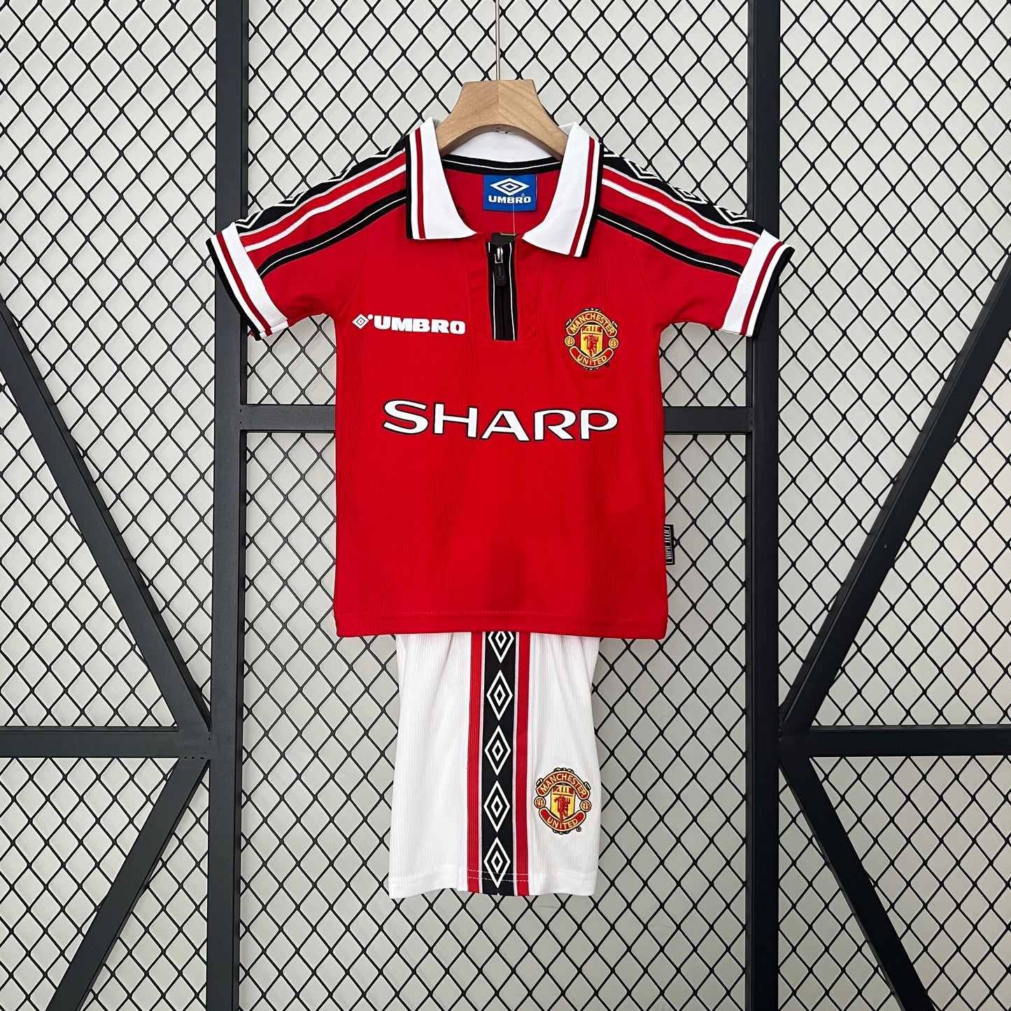 Manchester United home kids set. Season 98/99