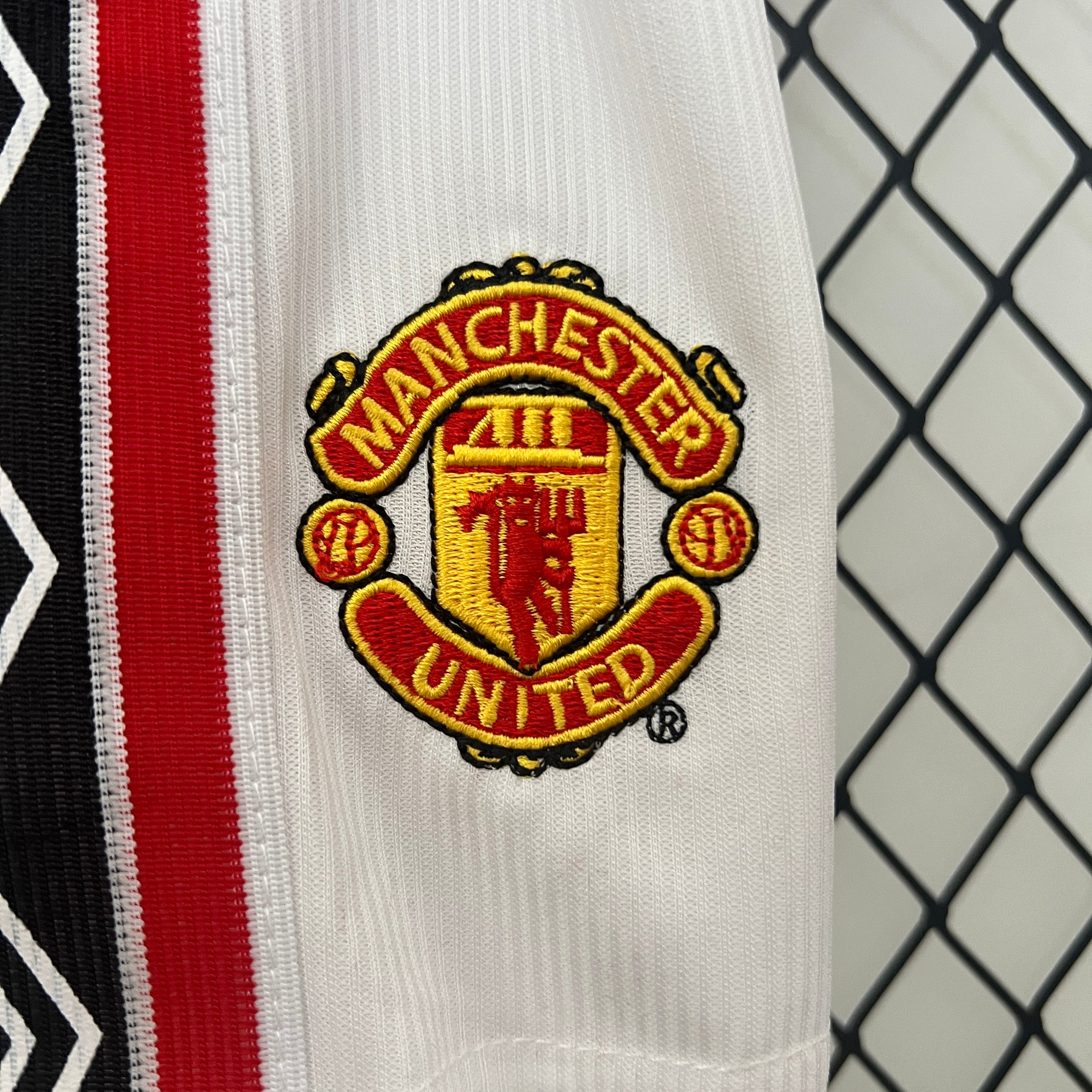 Manchester United home kids set. Season 98/99