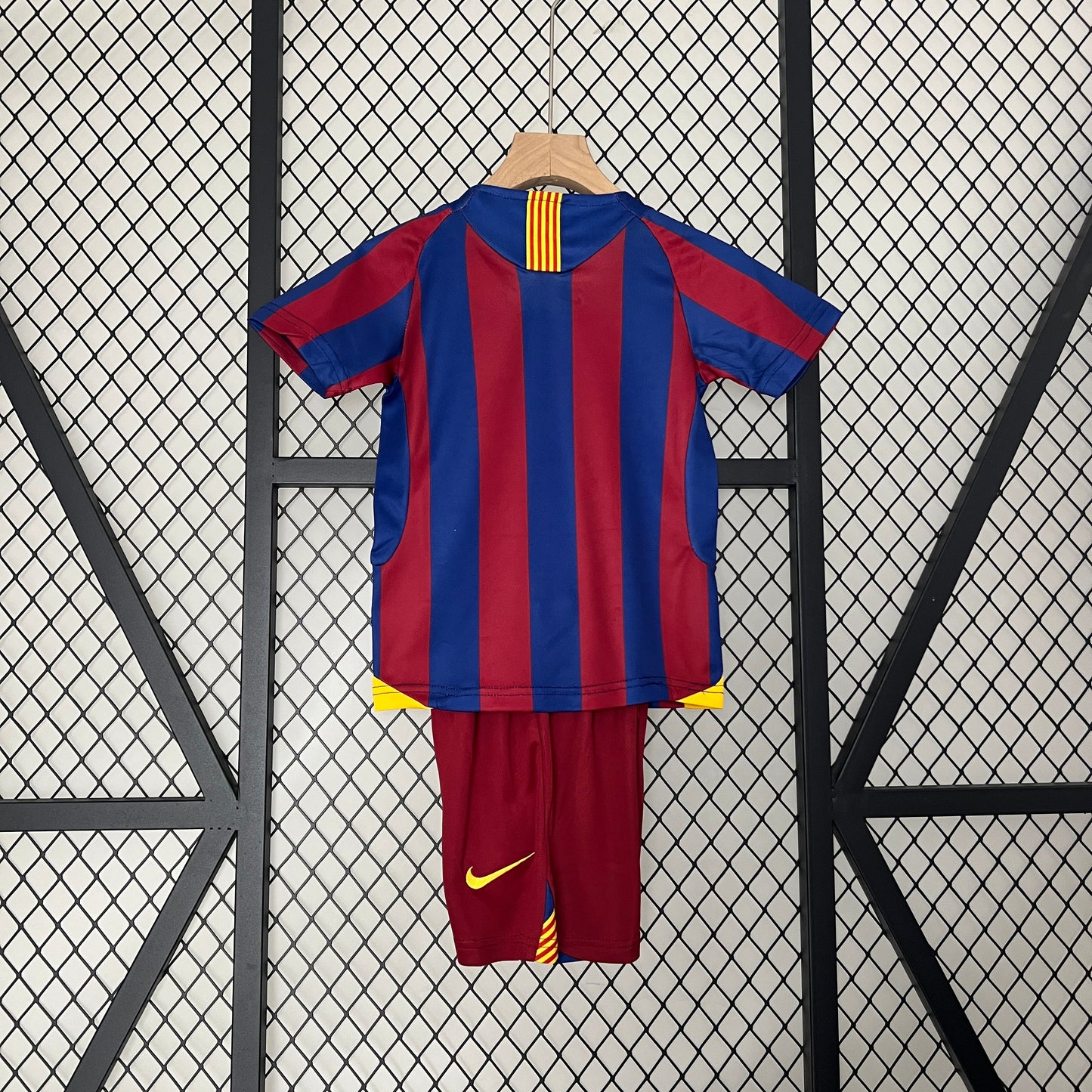 Barcelona home kids set. Season 05/06